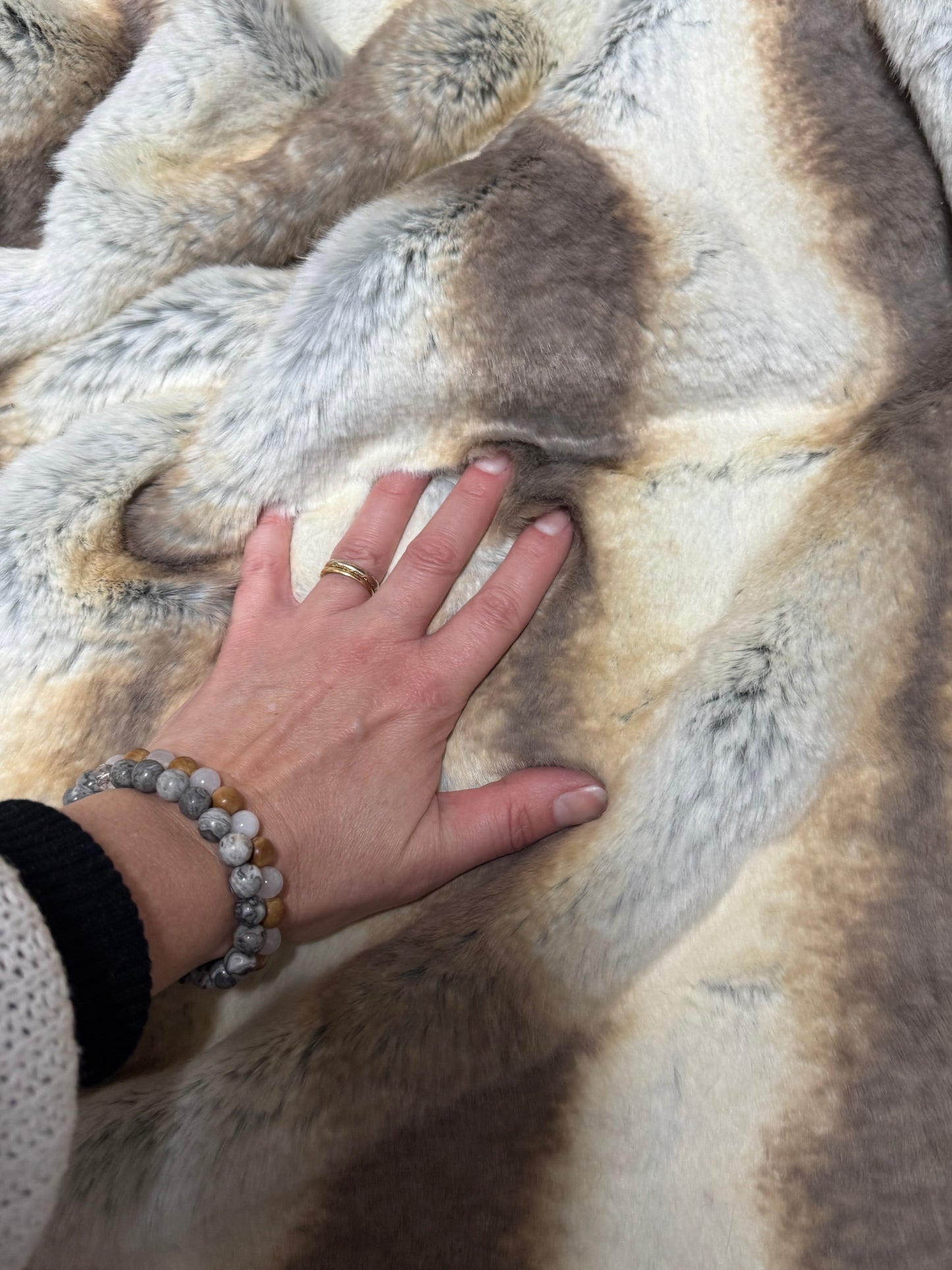 Coupon fausse fourrure beige/marron rayée 32x150 cm – poils 2 cm – effet naturel