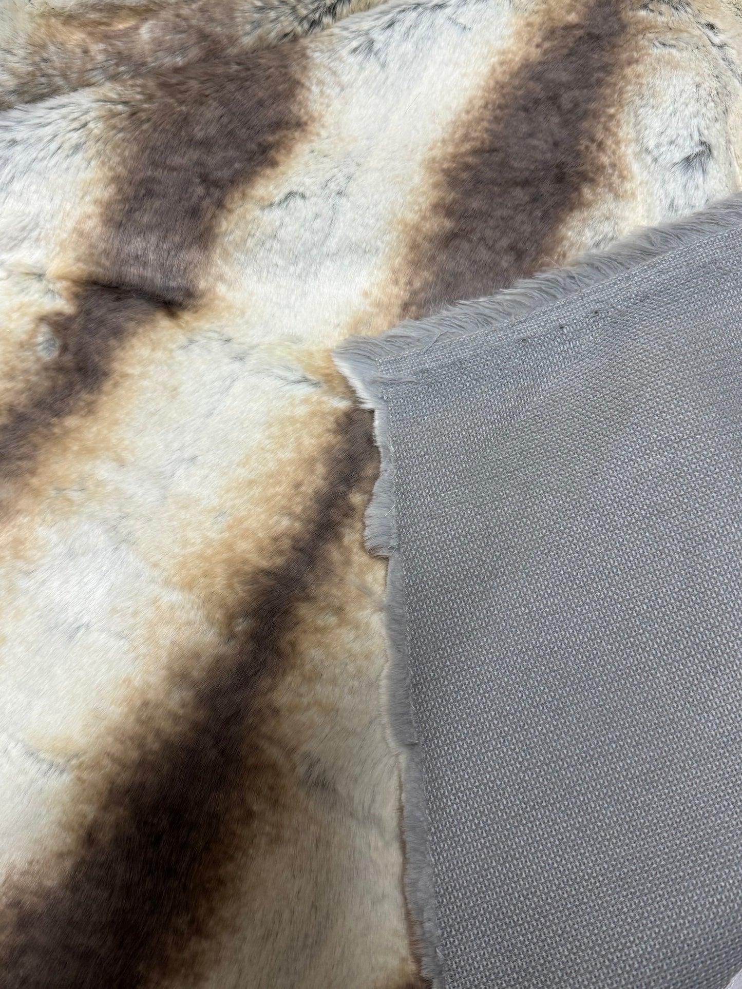 Coupon fausse fourrure beige/marron rayée 32x150 cm – poils 2 cm – effet naturel