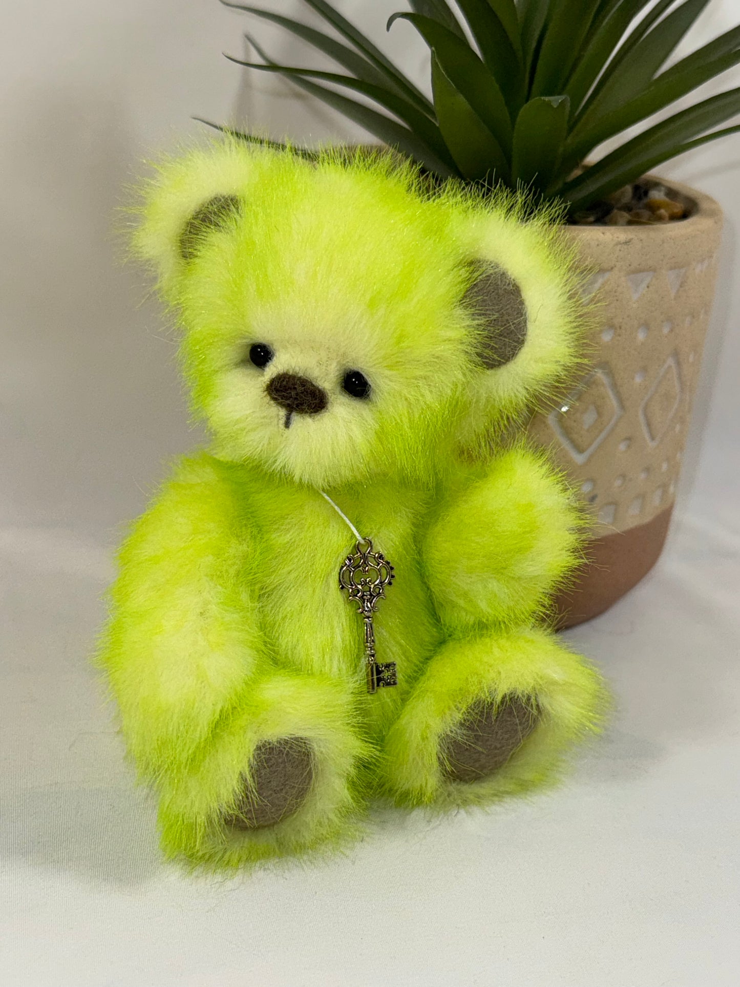 petit ours vert fluo articulé rondelles goupilles