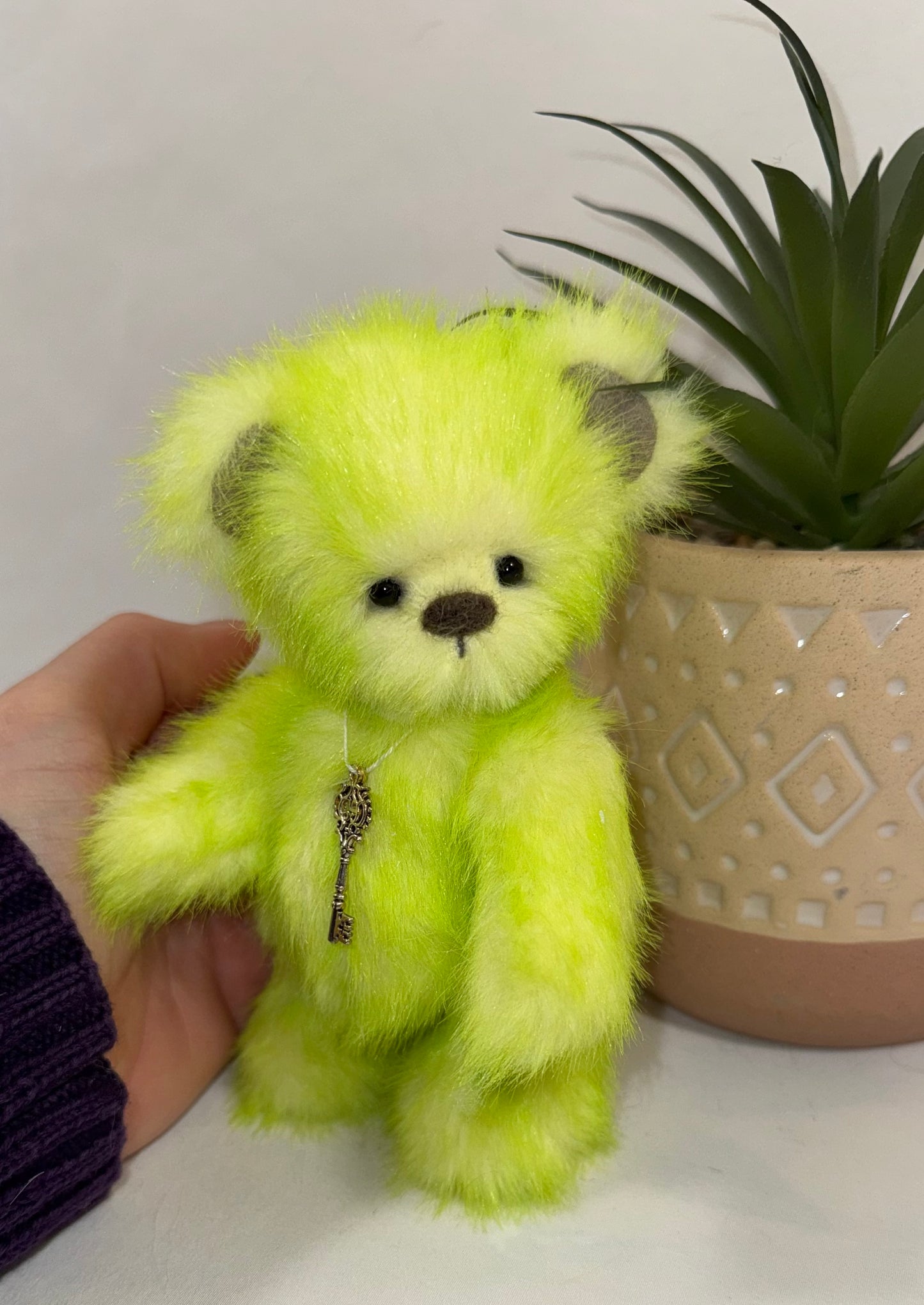 ours miniature artisanal vert avec pendentif clé