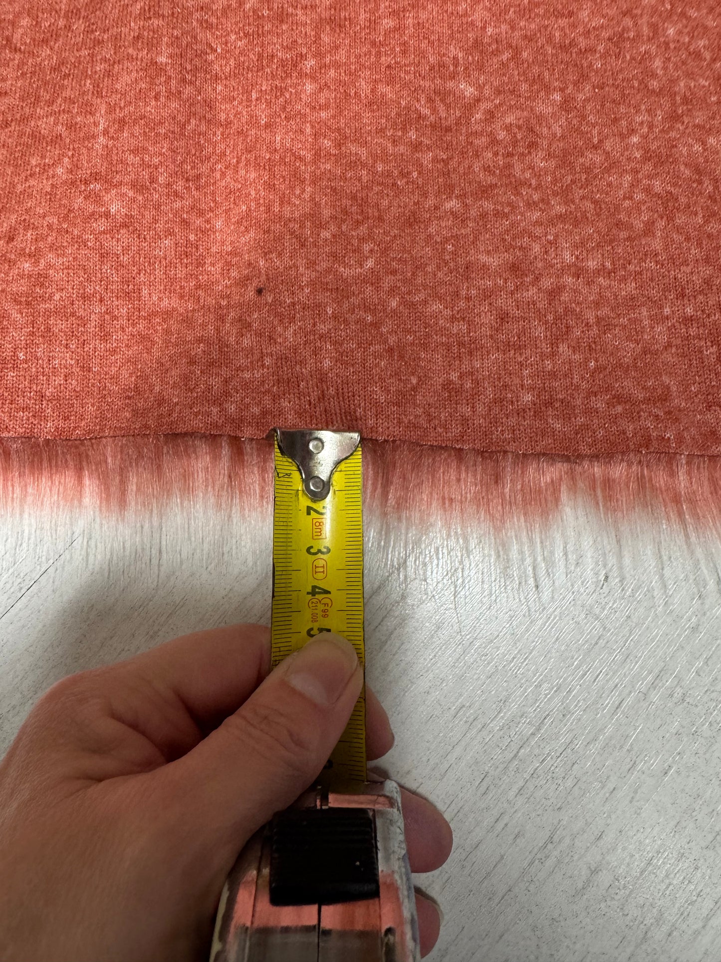 Fausse fourrure orangée mèches blanches 3-4 cm – coupon 30x152 cm – chute d’atelier