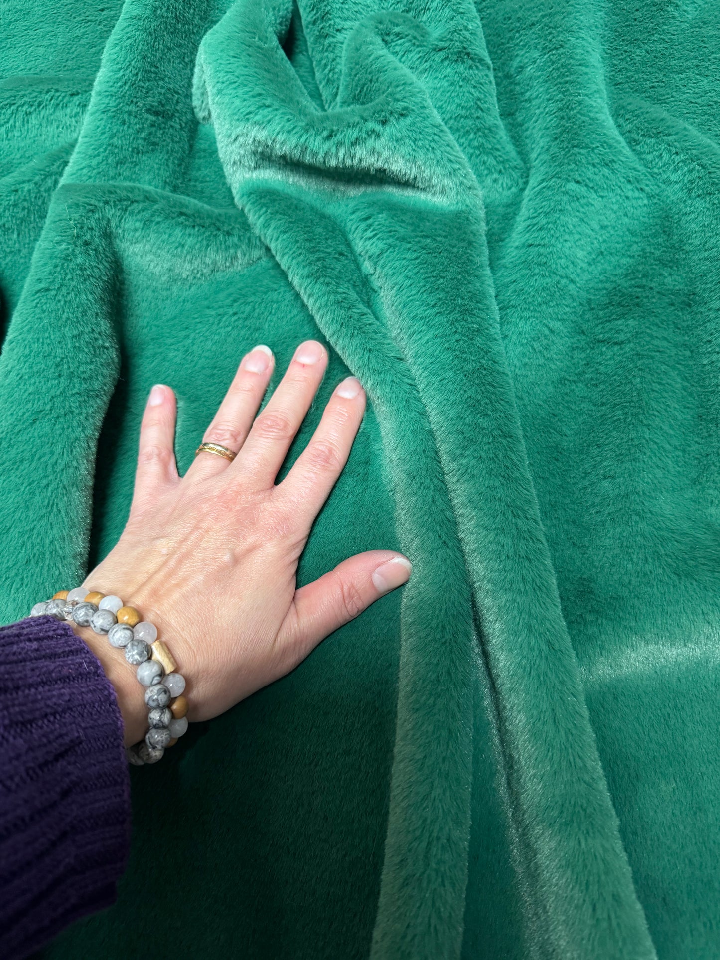 Fausse fourrure vert sapin 0,5 cm – coupon 30x150 cm