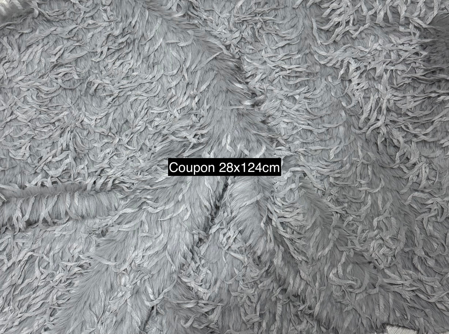 Textured grey faux fur 3-4 cm – feather effect – 28x124 cm remnant