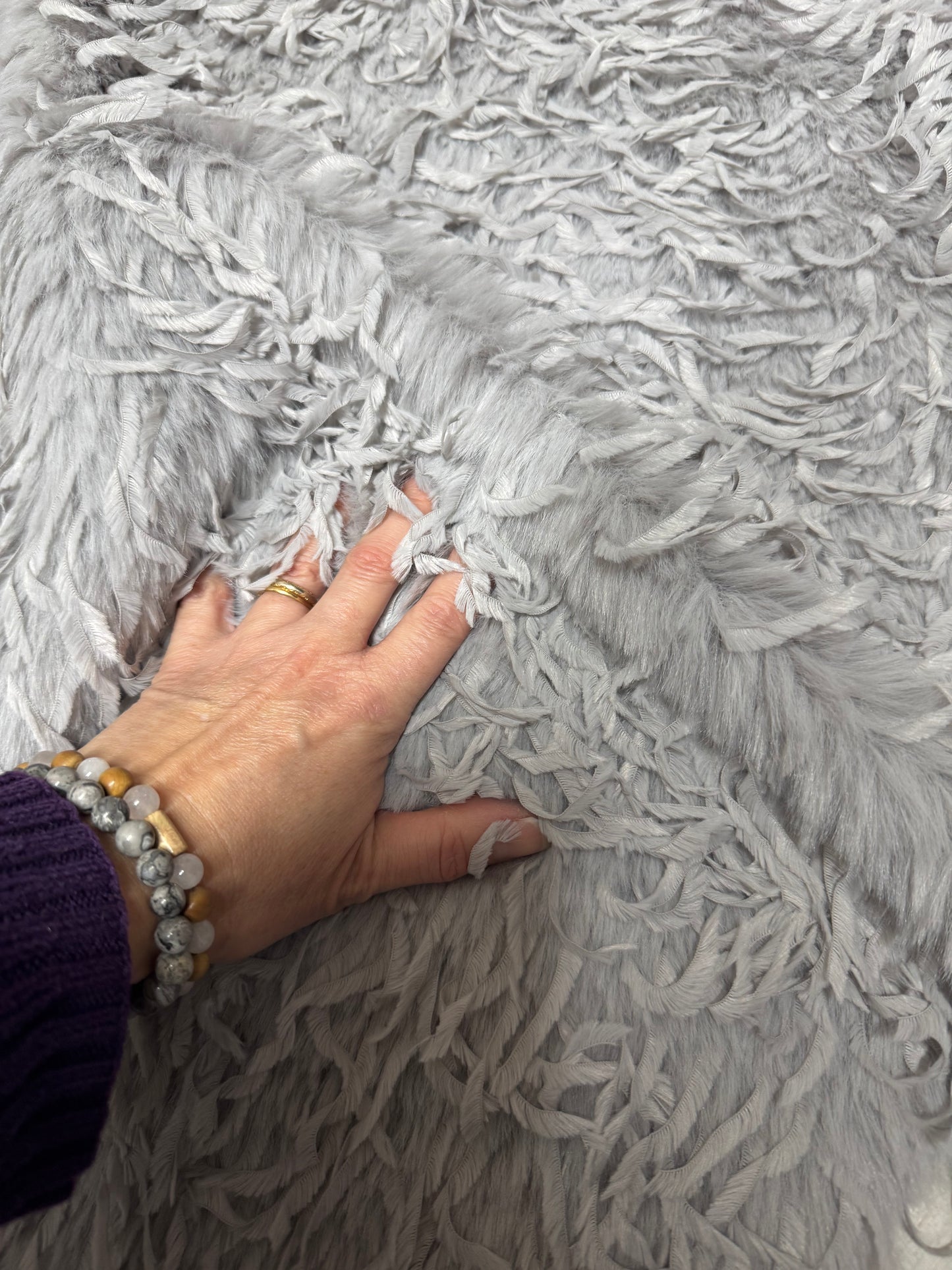 Textured grey faux fur 3-4 cm – feather effect – 28x124 cm remnant
