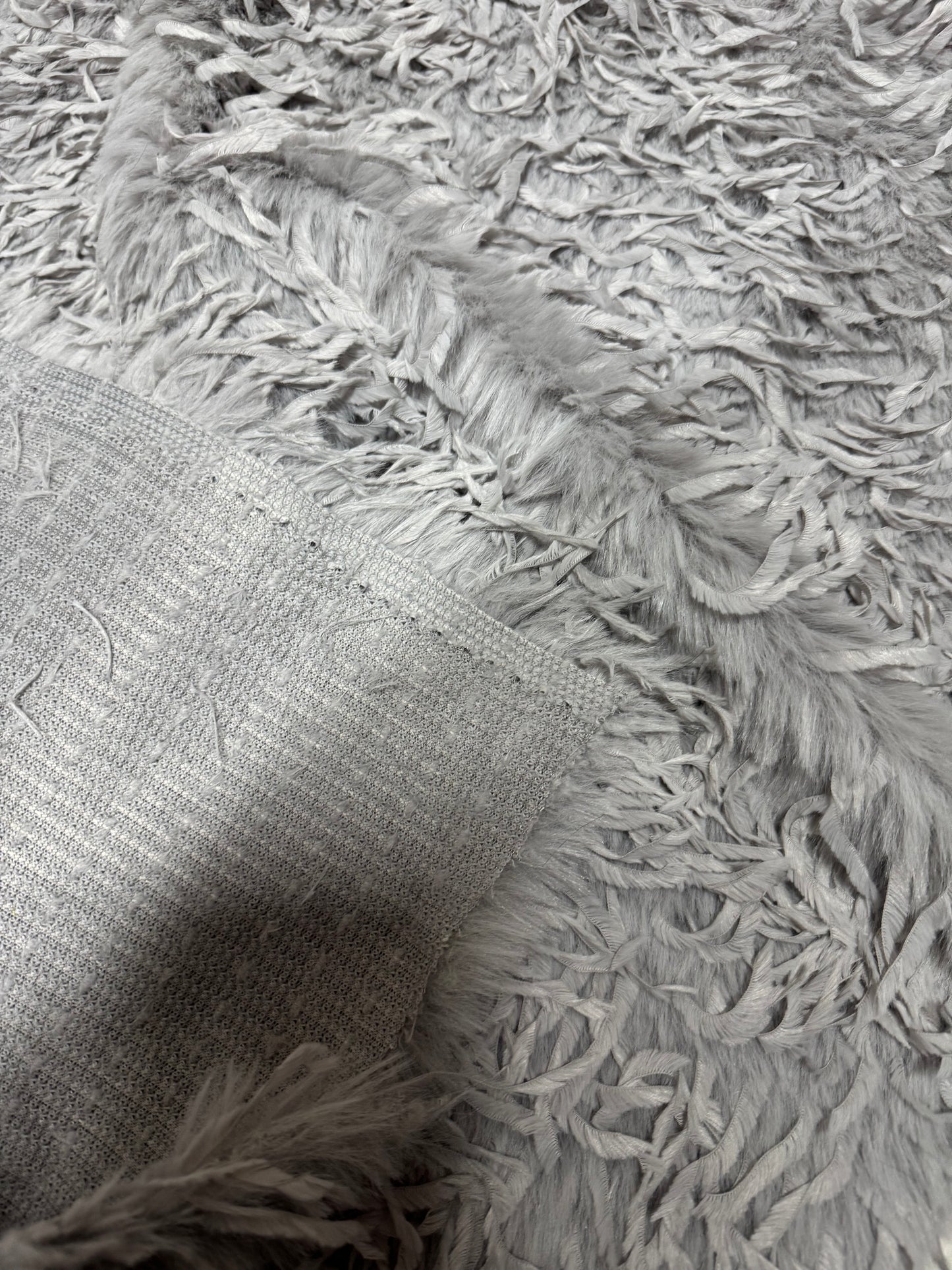 Textured grey faux fur 3-4 cm – feather effect – 28x124 cm remnant