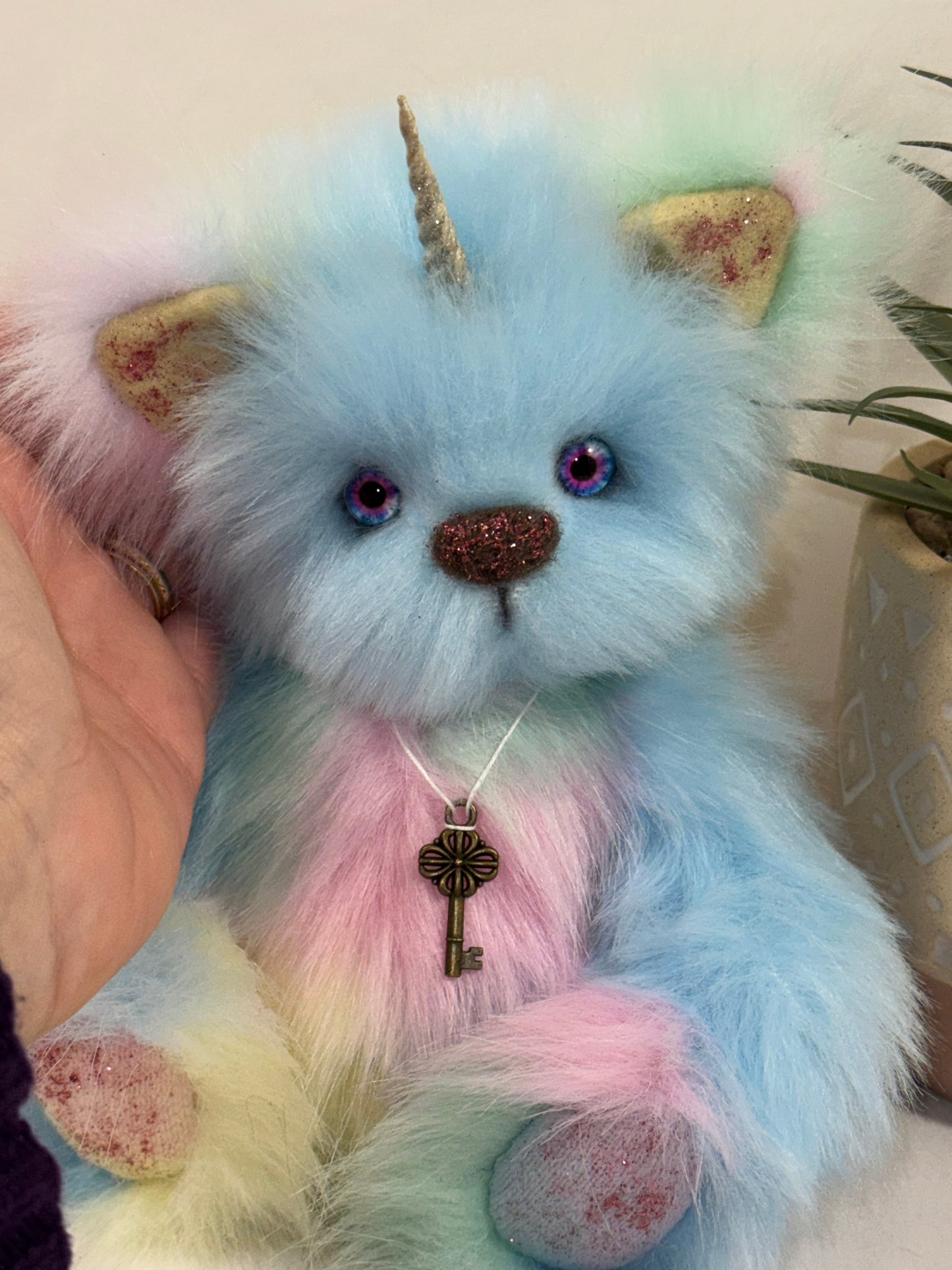 Licorne en fausse fourrure multicolore articulée yeux verre colorés