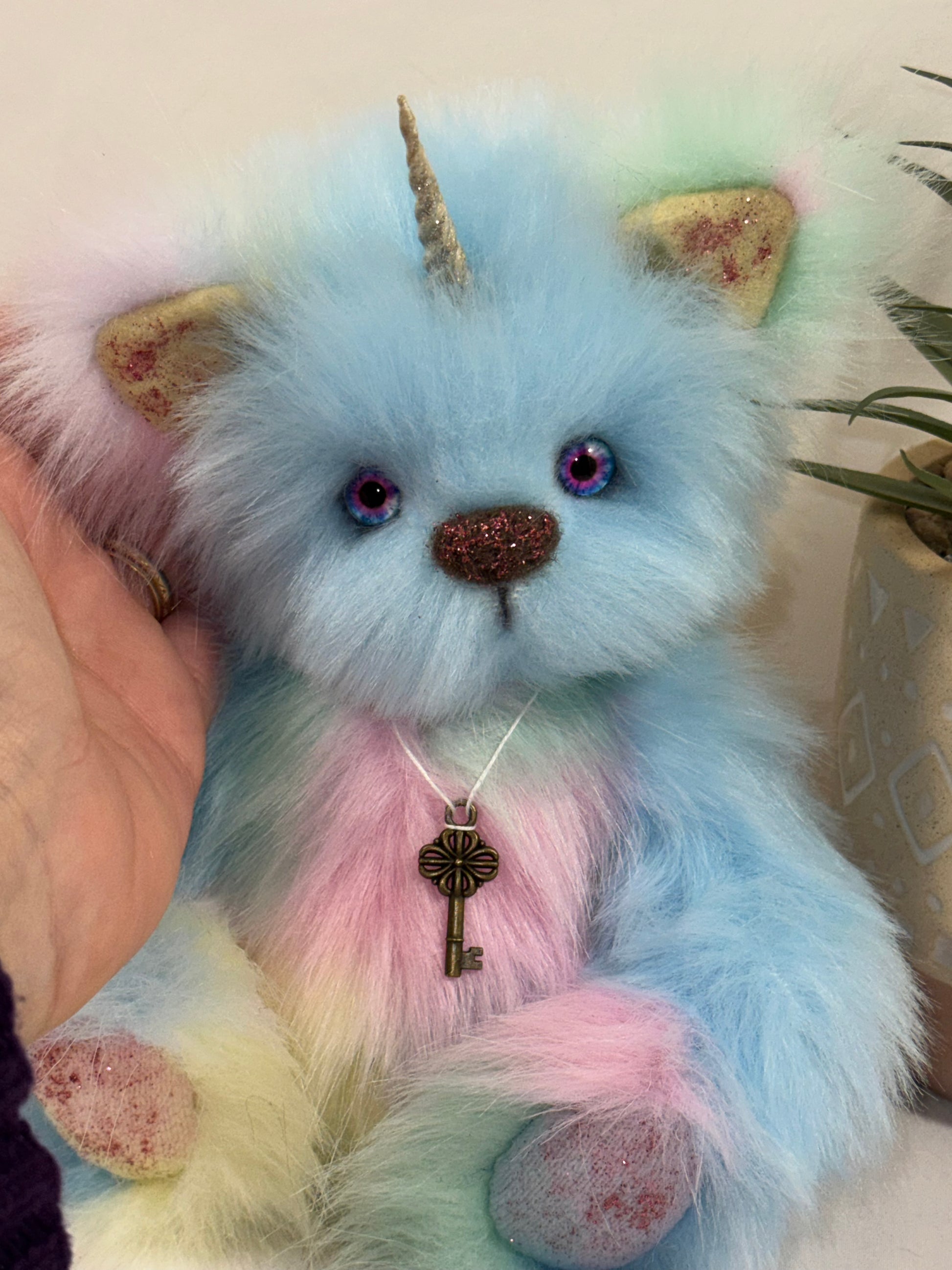 Licorne en fausse fourrure multicolore articulée yeux verre colorés