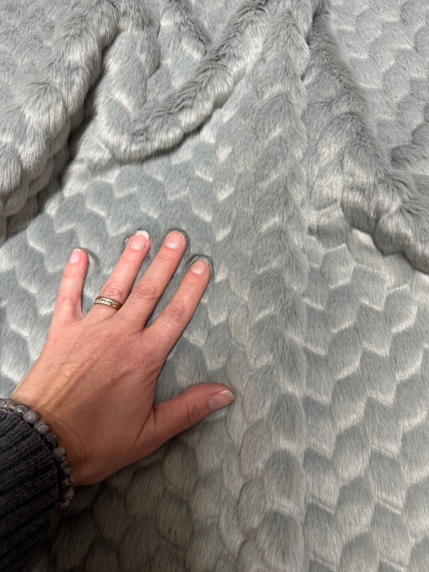 Textured grey faux fur 1.5 cm – 30x108 cm piece – original fursuit plush fabric