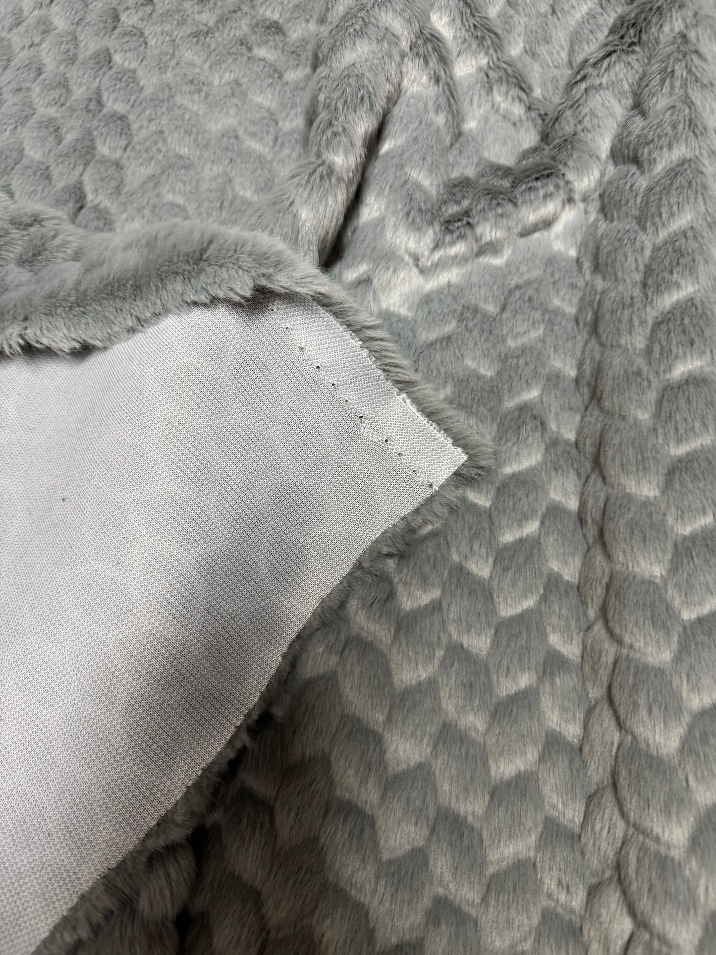 Textured grey faux fur 1.5 cm – 30x108 cm piece – original fursuit plush fabric