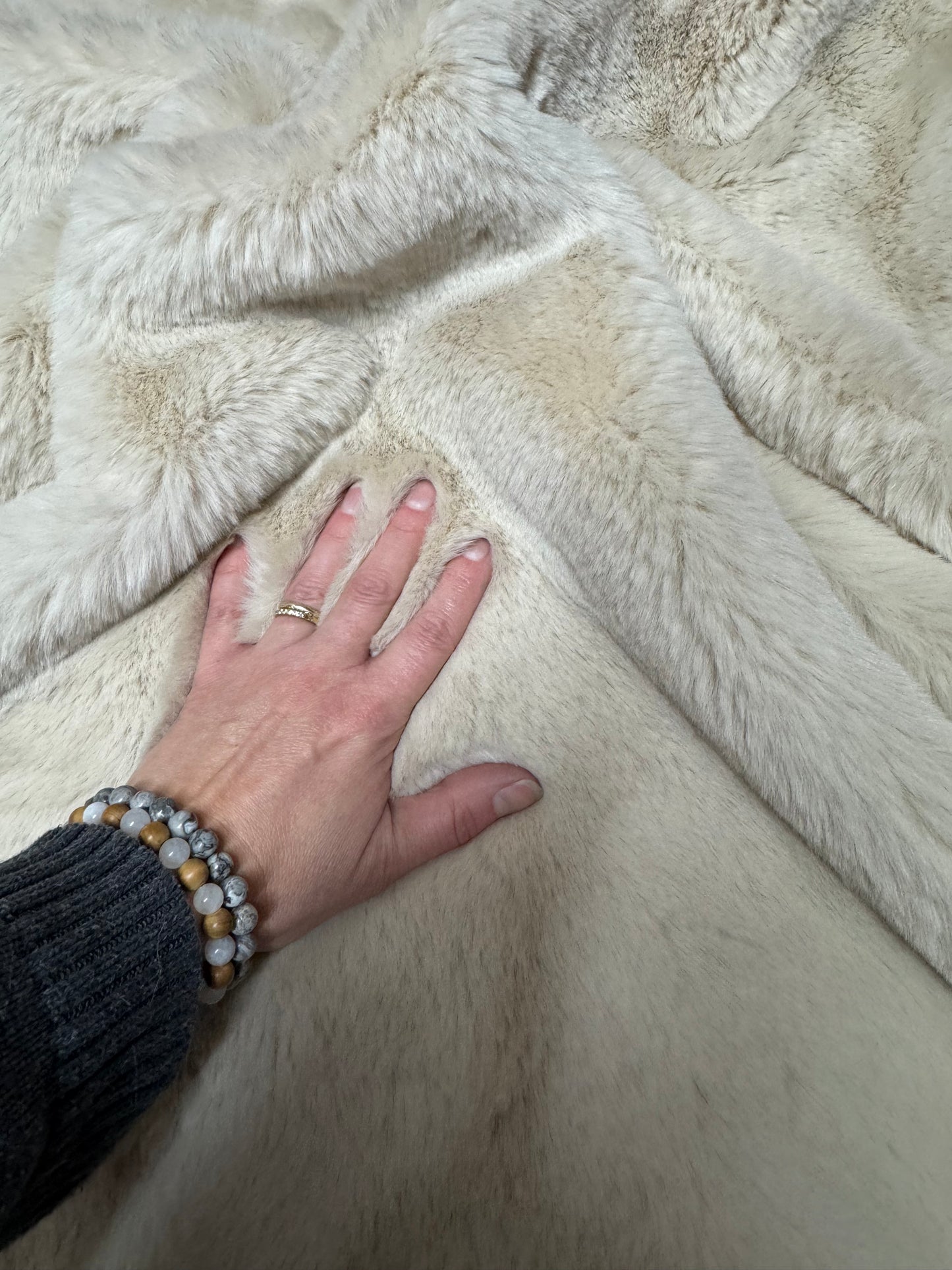 Fausse fourrure beige clair 2 cm – coupon 30x98 cm – tissu peluche ours, fursuit