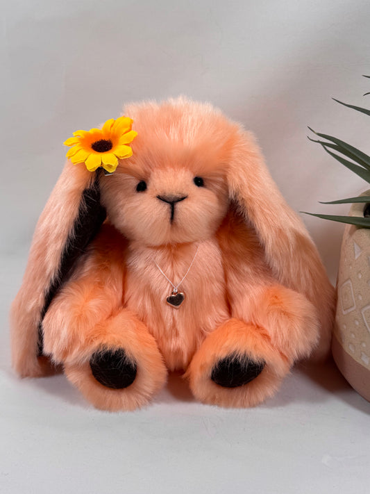 Lapine en peluche artisanale Coralia 20 cm en fausse fourrure douce avec fleur jaune et pendentif cœur