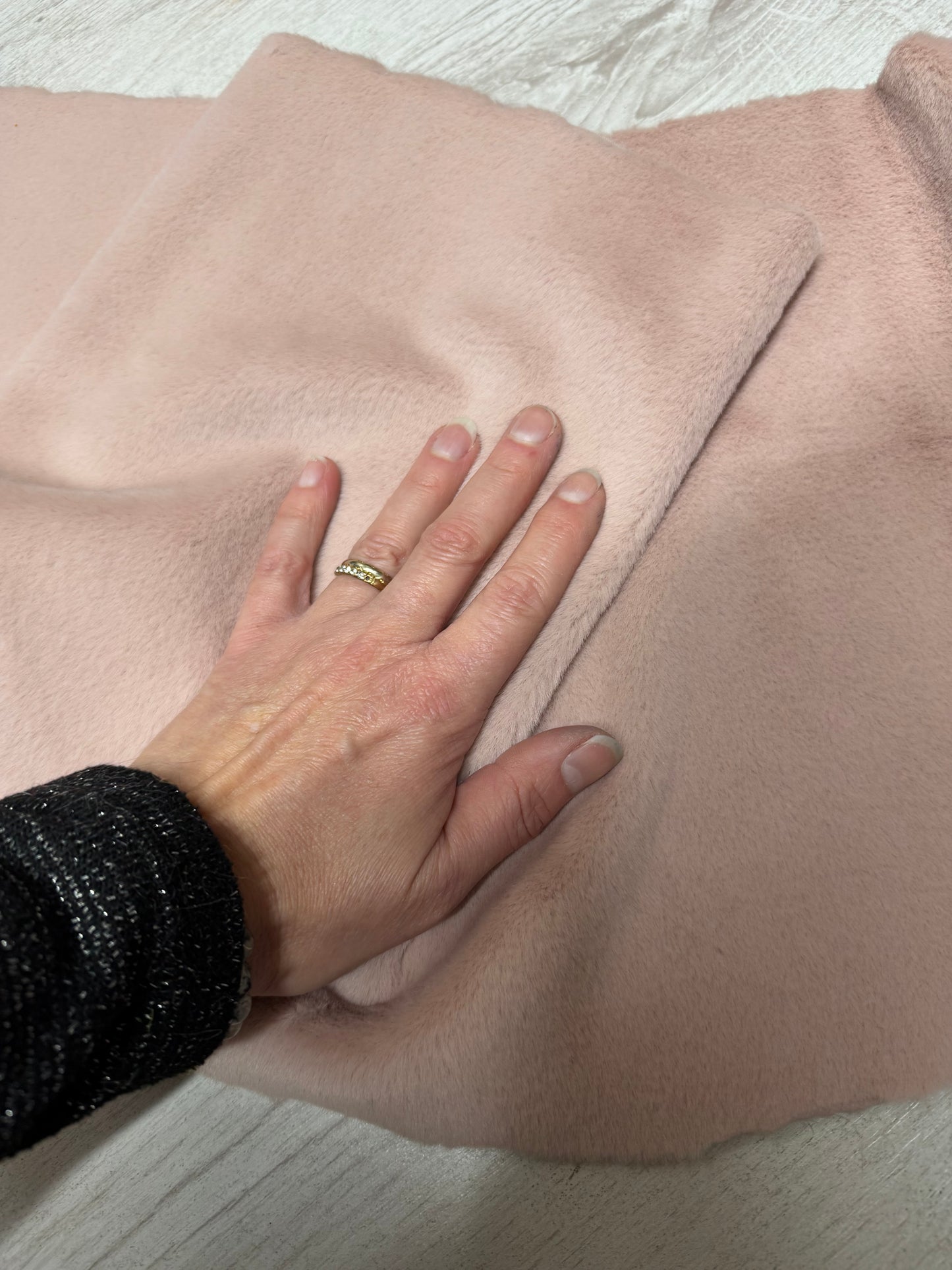 Coupon tissu fausse fourrure légère touché velours à poils courts rose clair 26cmx155cm