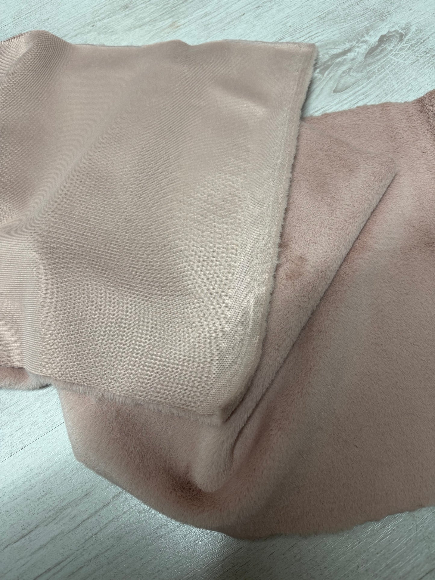 Coupon tissu fausse fourrure légère touché velours à poils courts rose clair 26cmx155cm