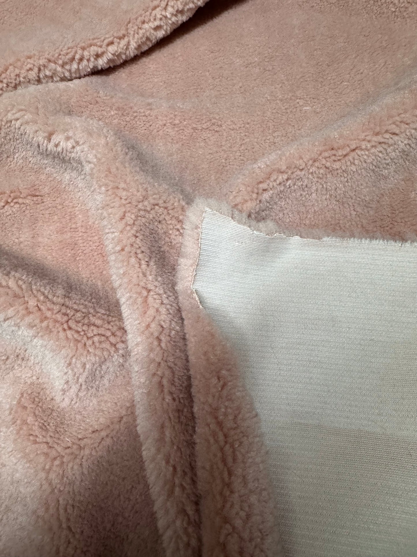 Coupon tissu fausse fourrure douce moutonnée à poils mi-longs rose 30cm x 80cm