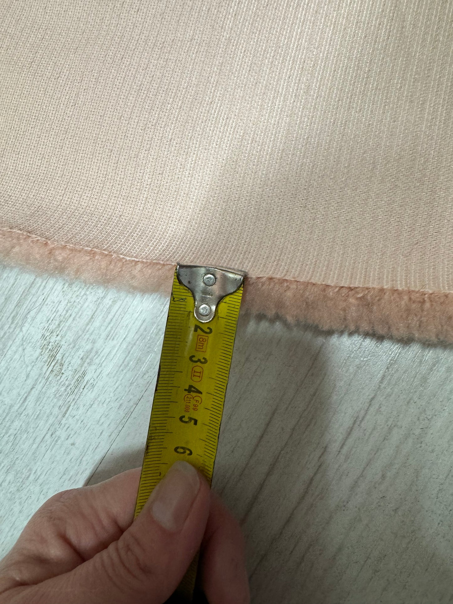 Coupon tissu fausse fourrure douce moutonnée à poils mi-longs rose 30cm x 80cm