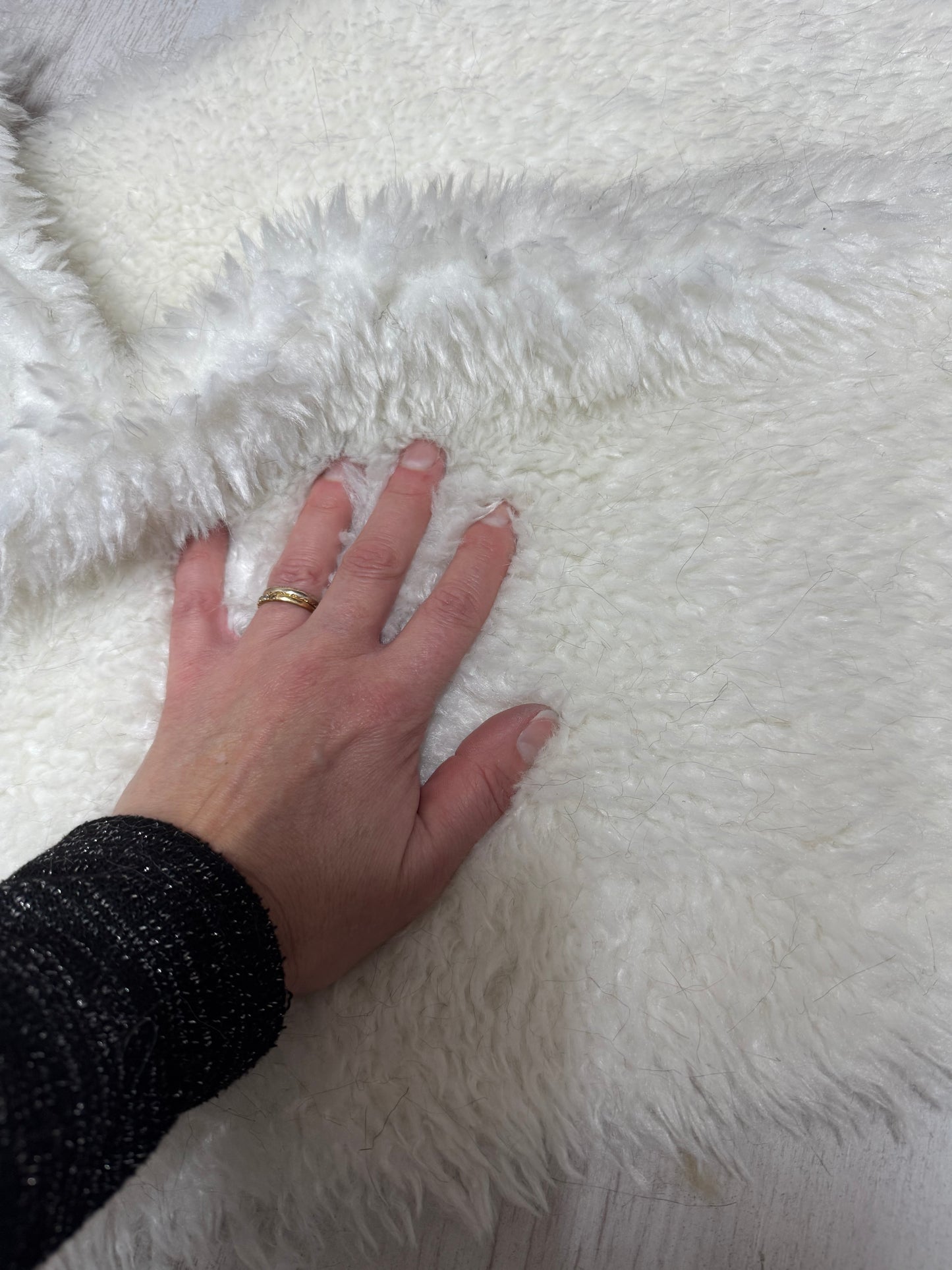Coupon tissu fausse fourrure douce à poils mi-longs frisés blanc 23cm x 65cm