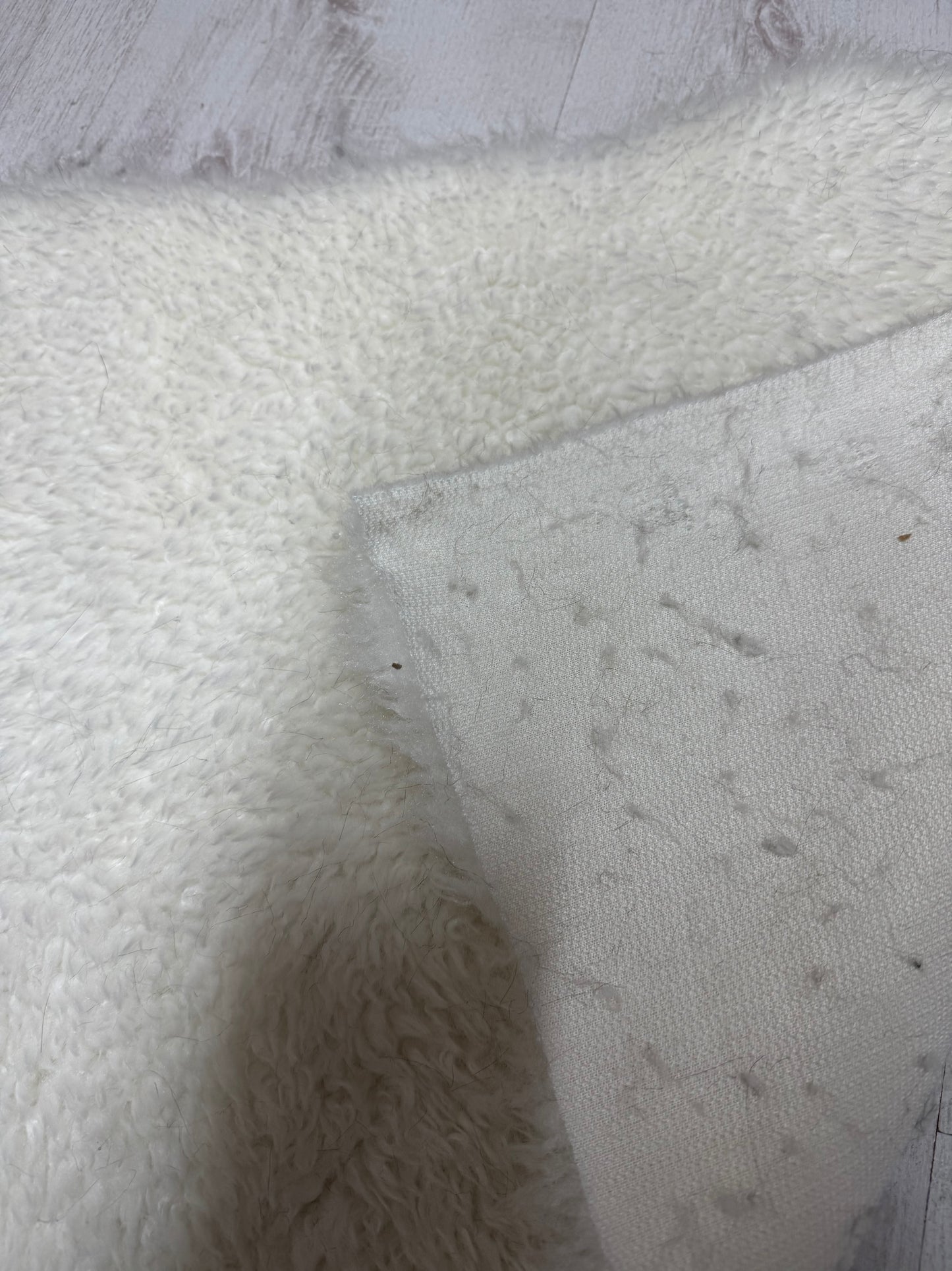 Coupon tissu fausse fourrure douce à poils mi-longs frisés blanc 23cm x 65cm