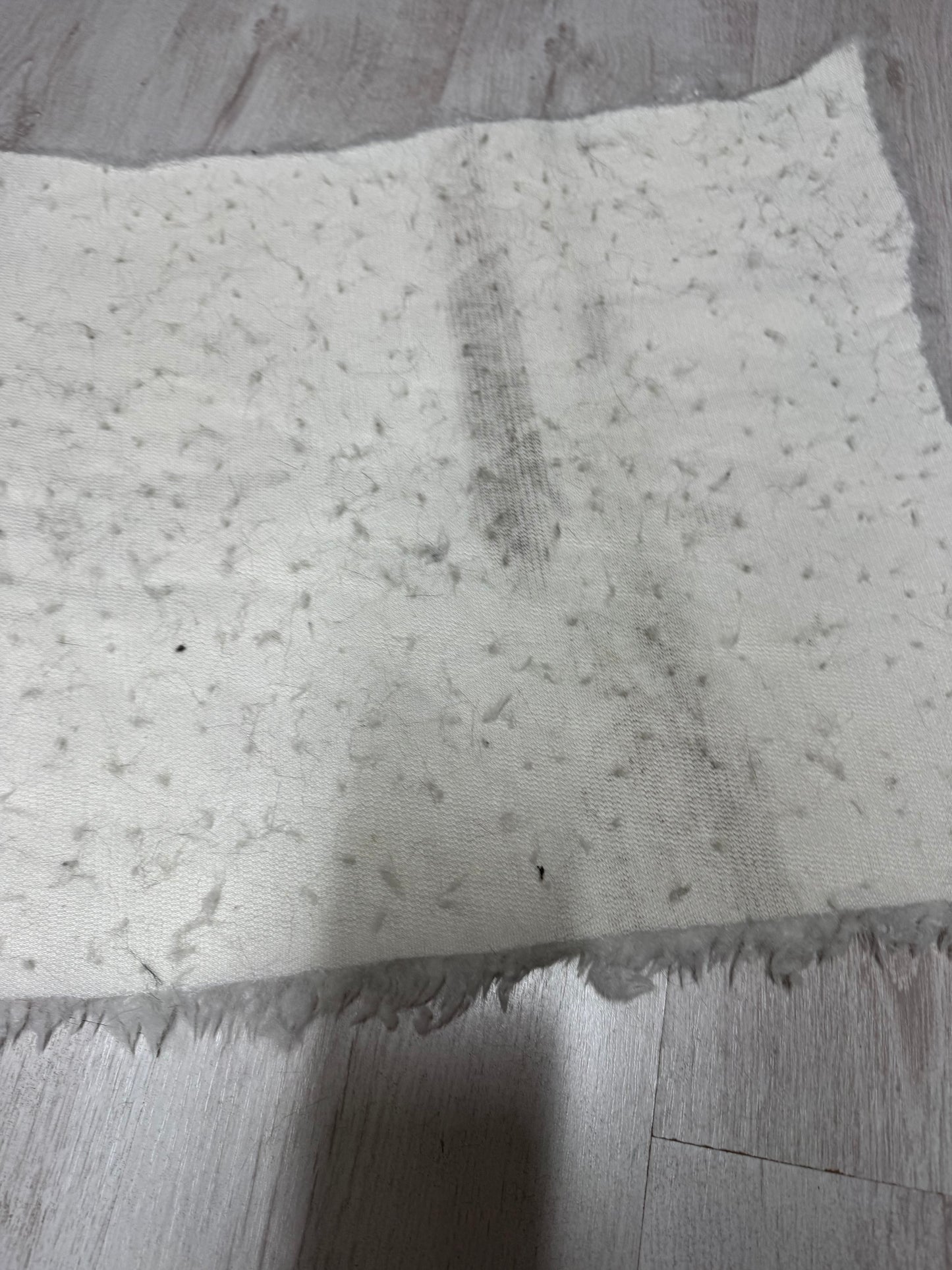 Coupon tissu fausse fourrure douce à poils mi-longs frisés blanc 23cm x 65cm