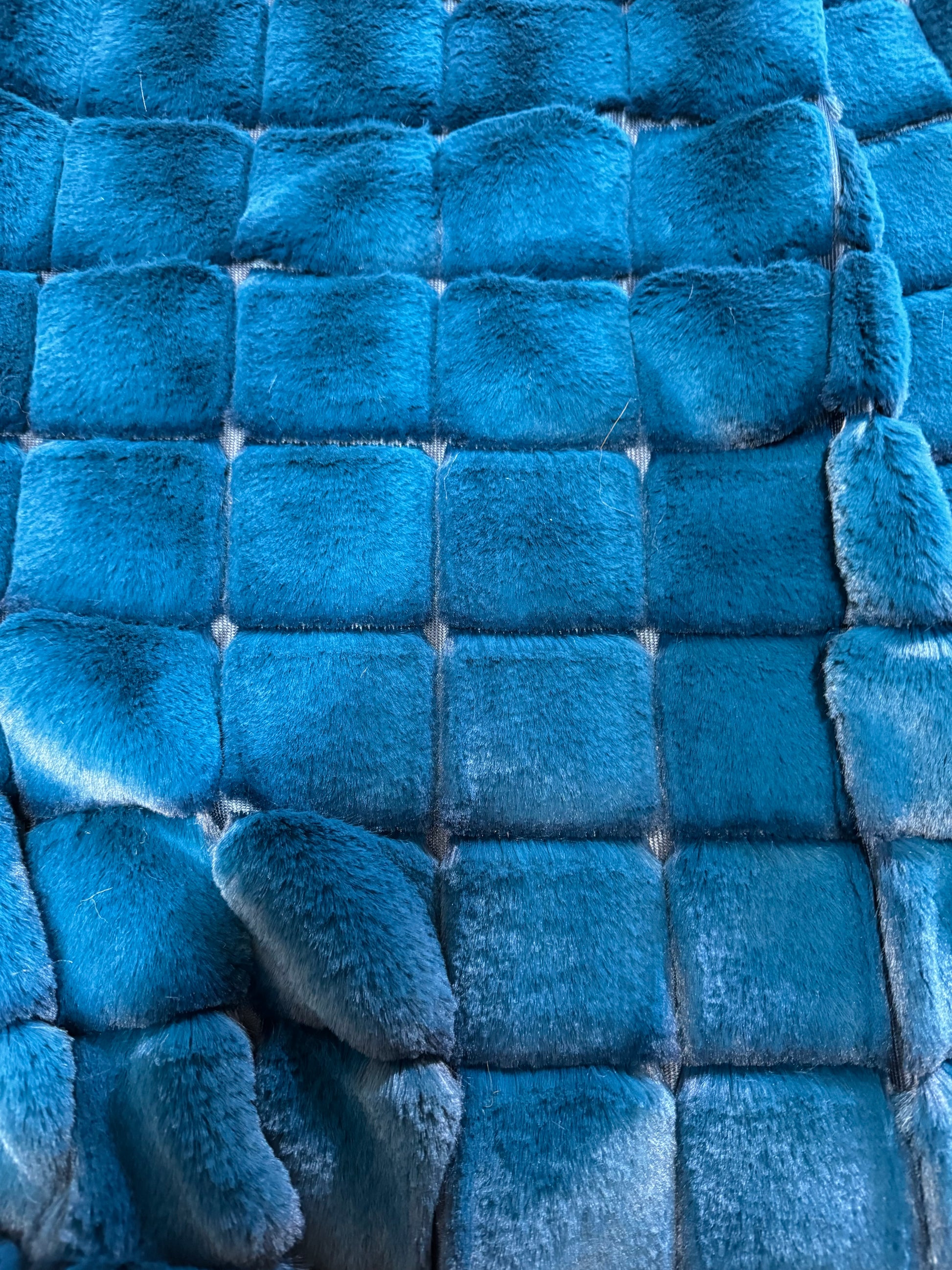 détail fausse fourrure relief carré bleu poils 1 cm