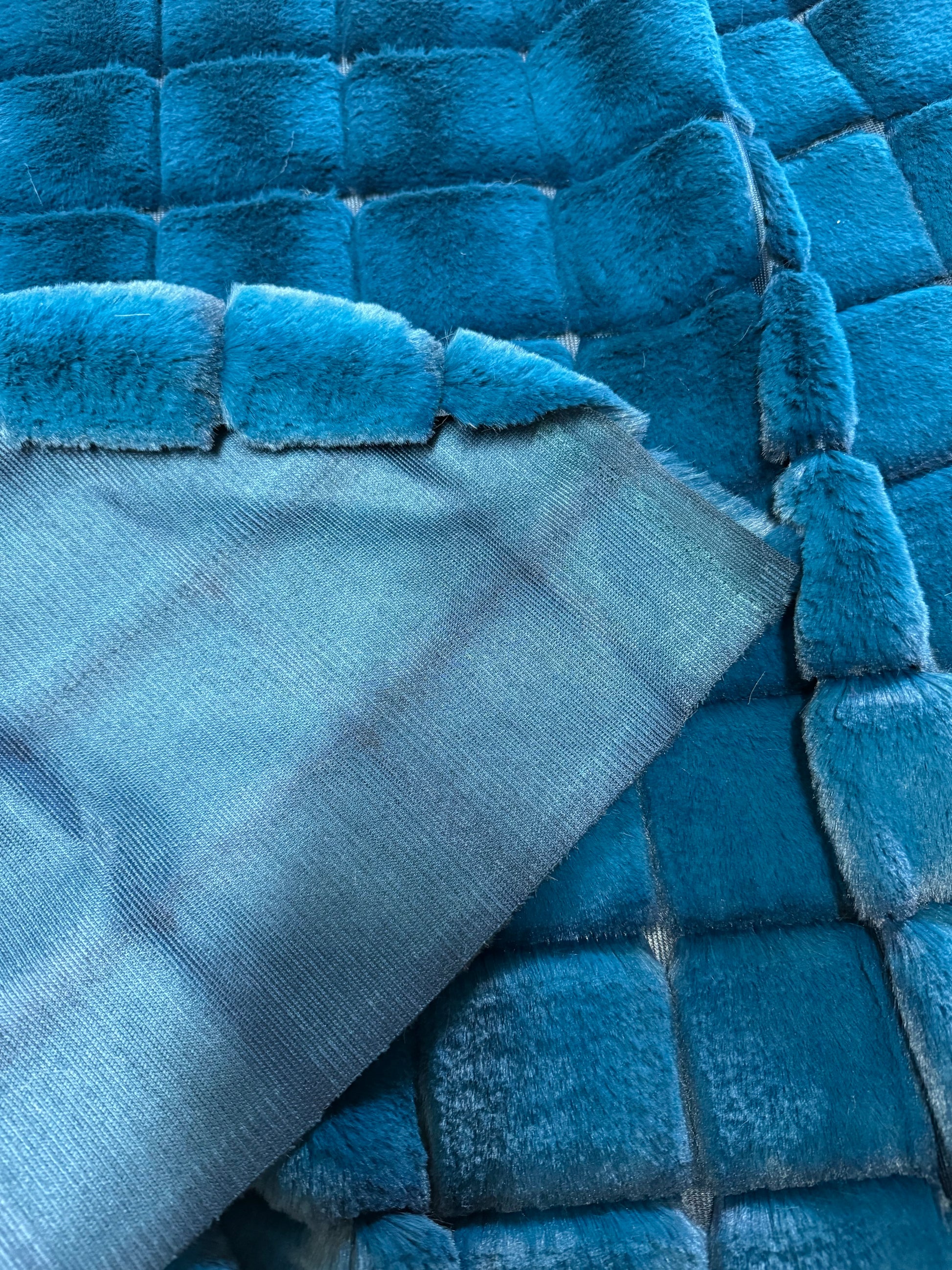 texture fausse fourrure bleu brillante couture peluche