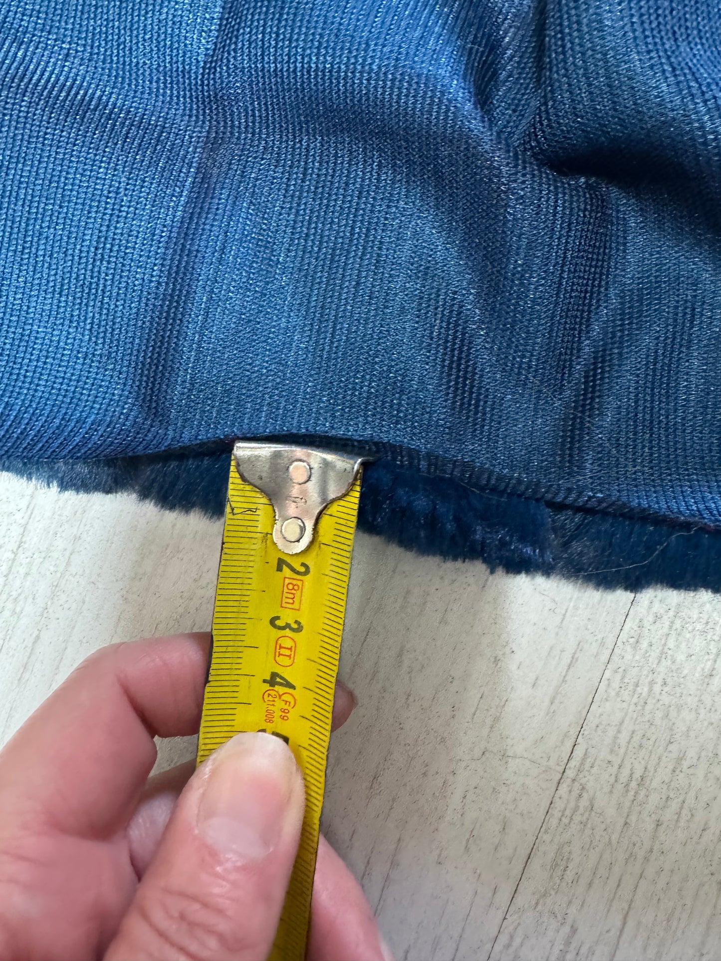 Fausse fourrure bleu pétrole texturée damier – poils 1 à 1,5 cm – coupon 30x159 cm