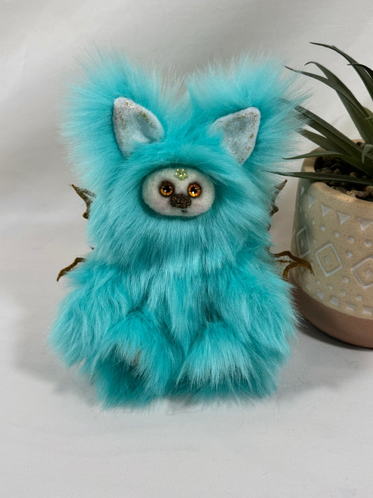 Frimousse elfique Aqualya turquoise 18 cm avec ailes brodées amovibles