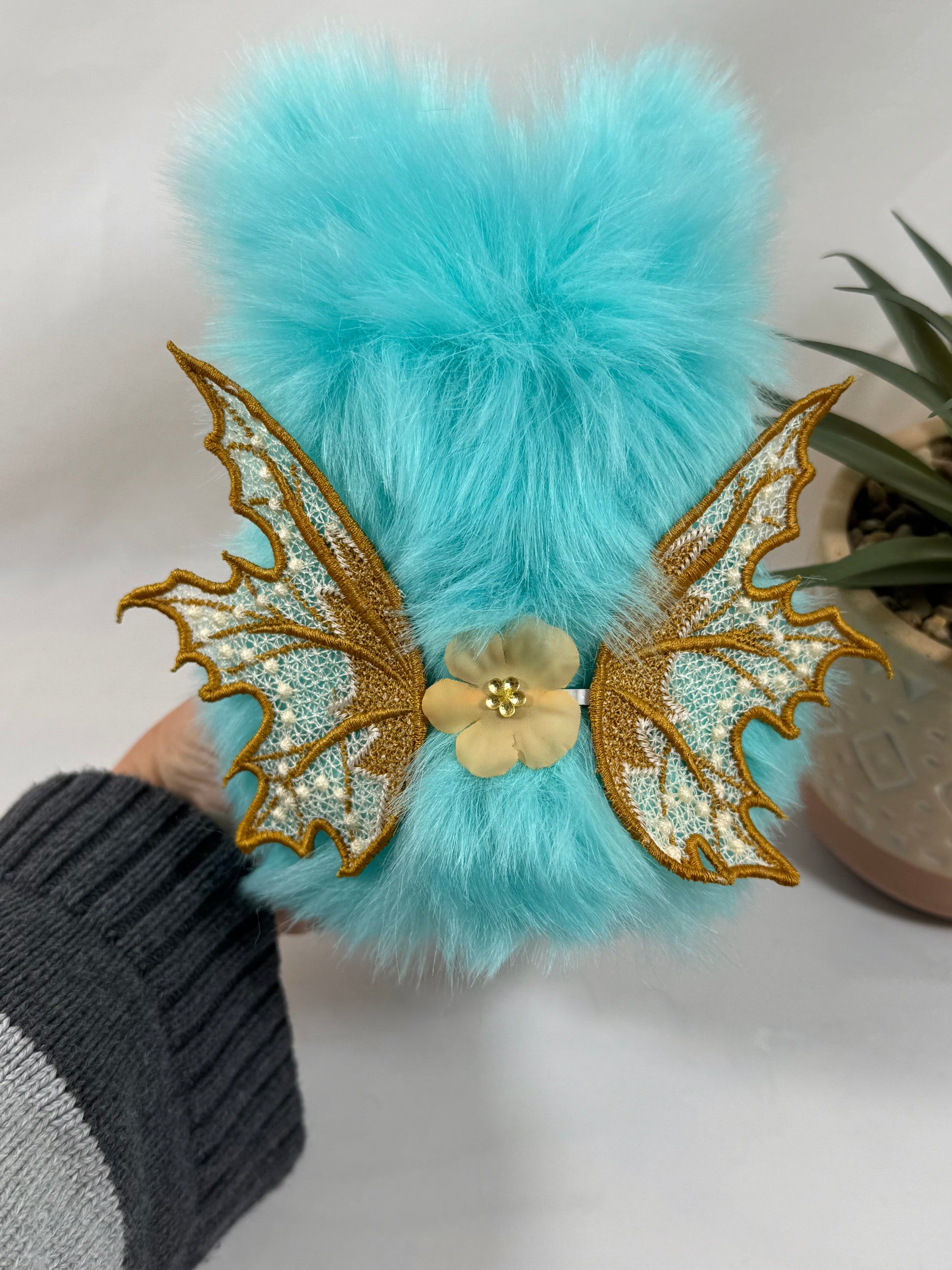 Création artisanale Frimousse Aqualya en fausse fourrure turquoise avec yeux en verre