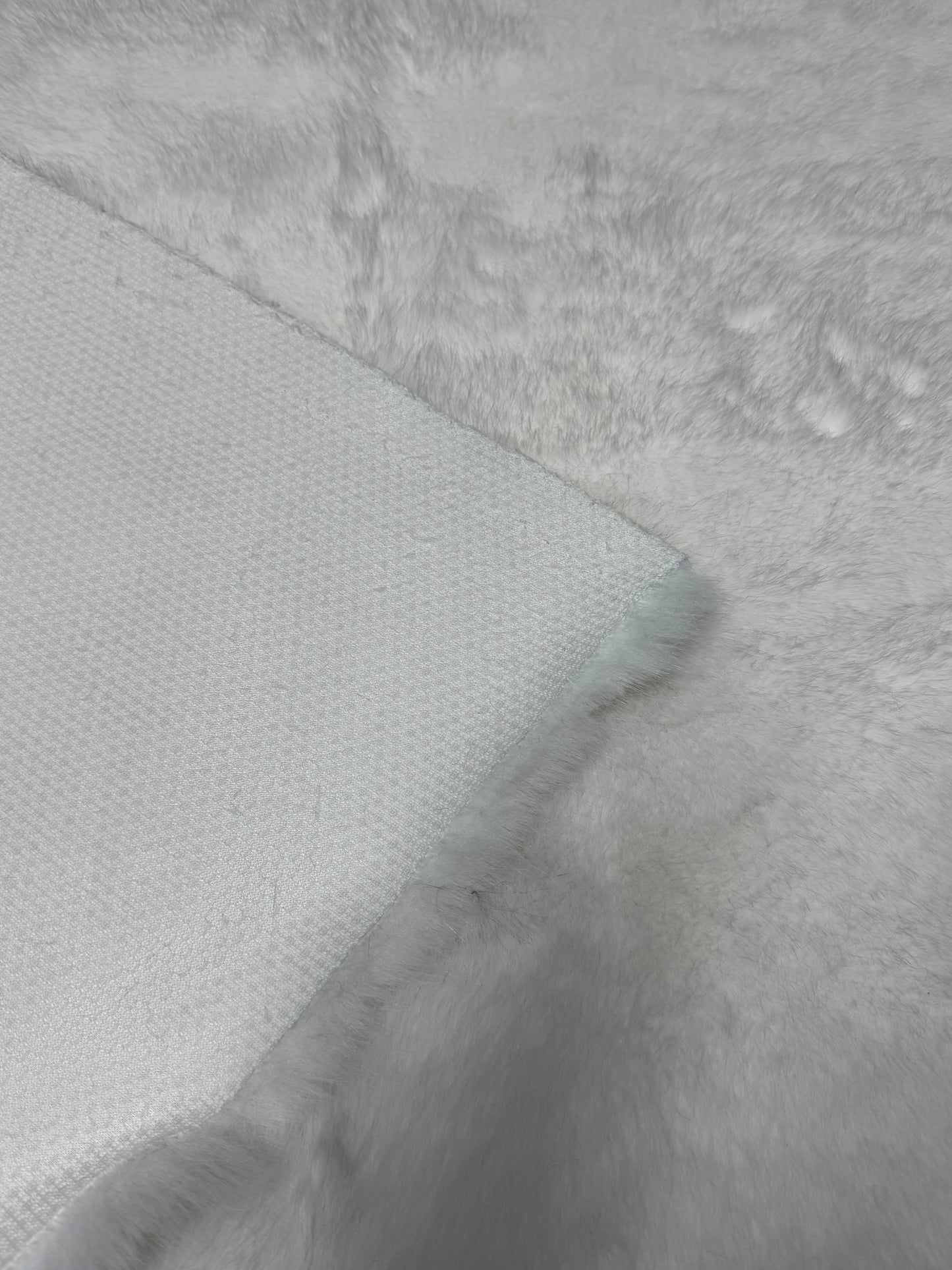 Tissu fausse fourrure blanche coupon 30x102 cm texture dense et réaliste