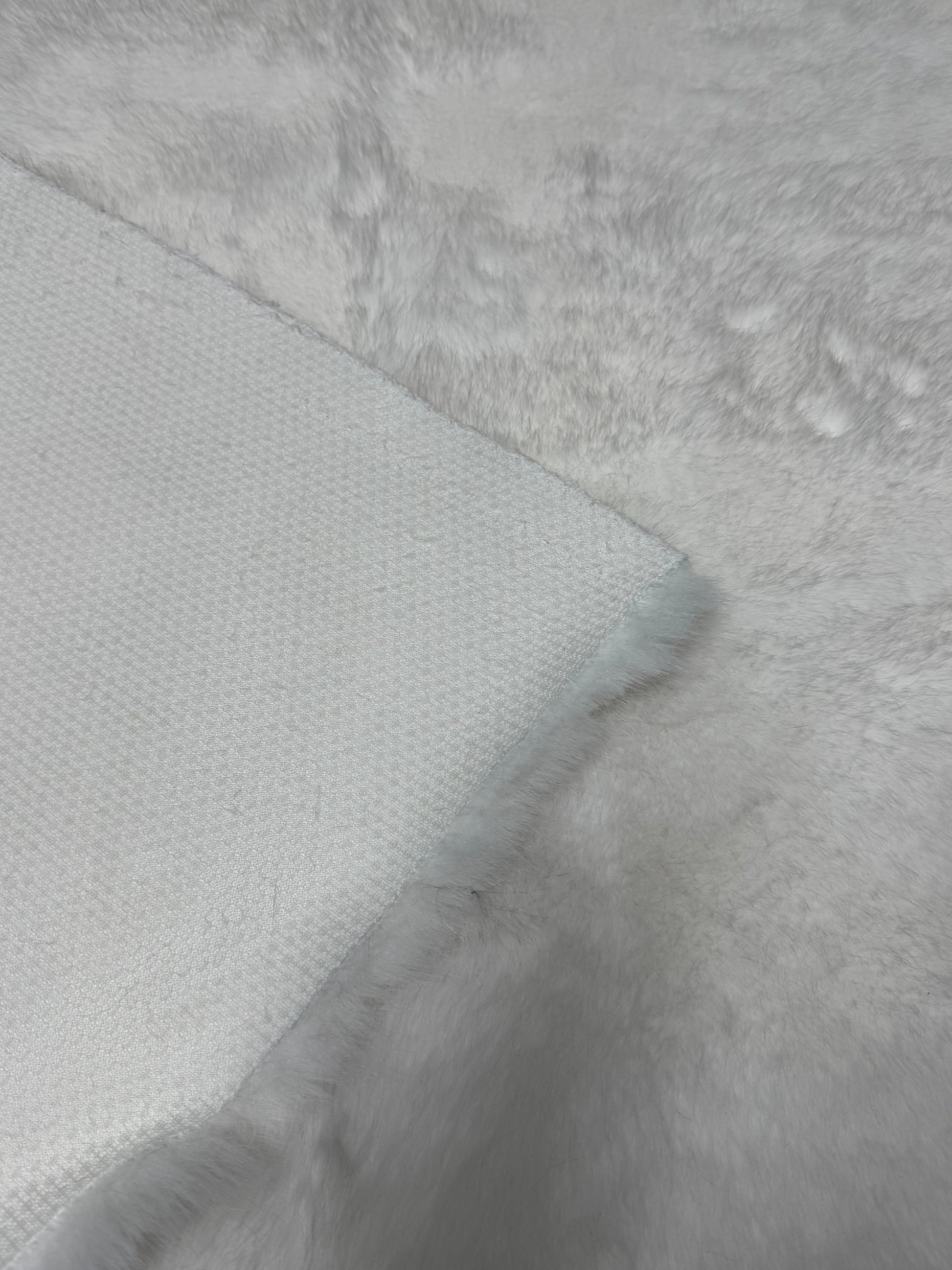 Tissu fausse fourrure blanche coupon 30x102 cm texture dense et réaliste