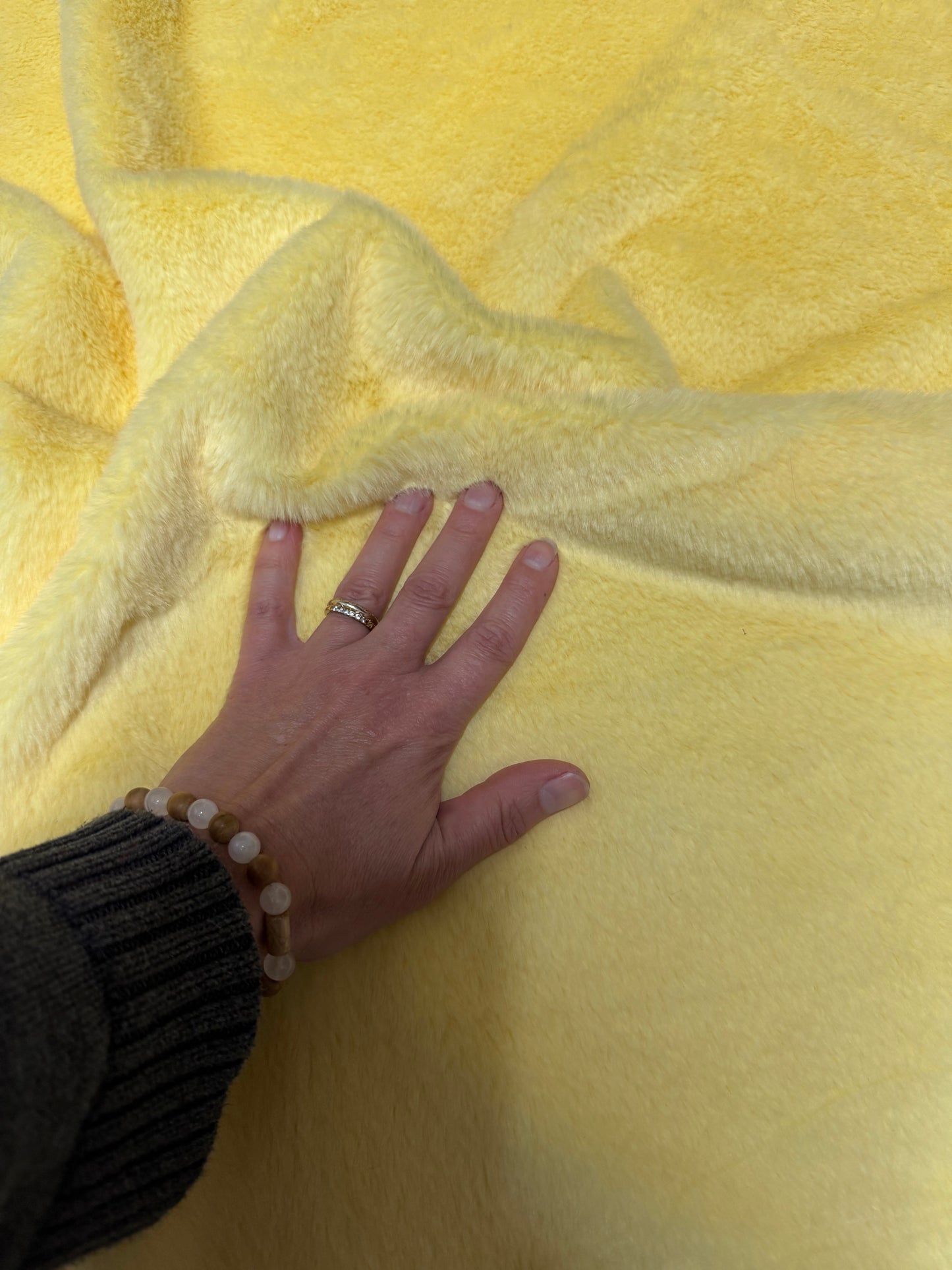 Fausse fourrure jaune douce 1 cm idéale pour fursuit et création artisanale