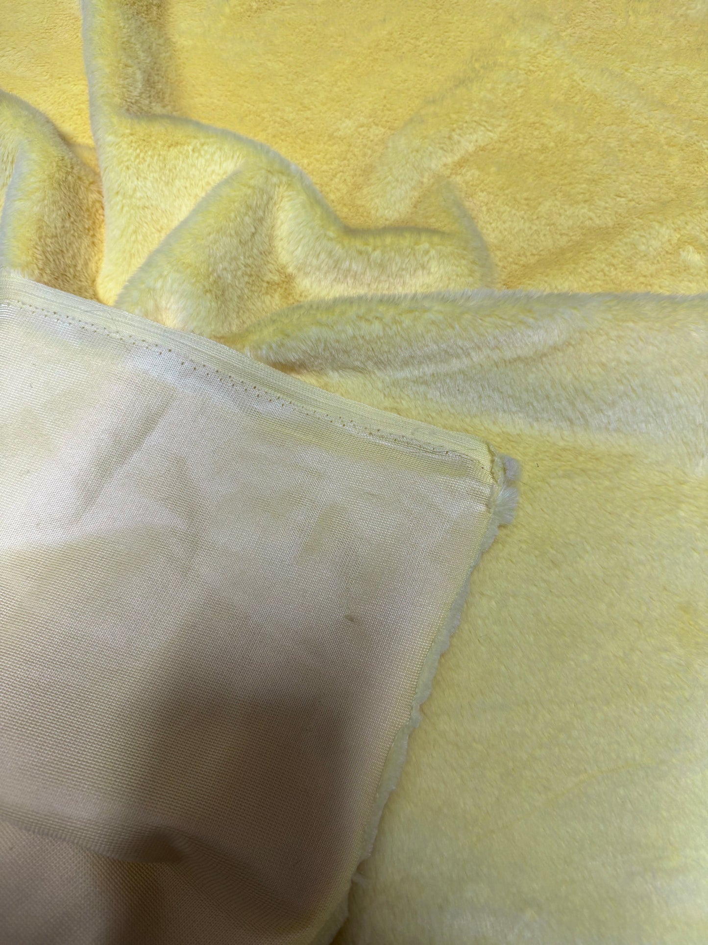 Tissu fausse fourrure jaune coupon 30x79 cm texture douce et courte