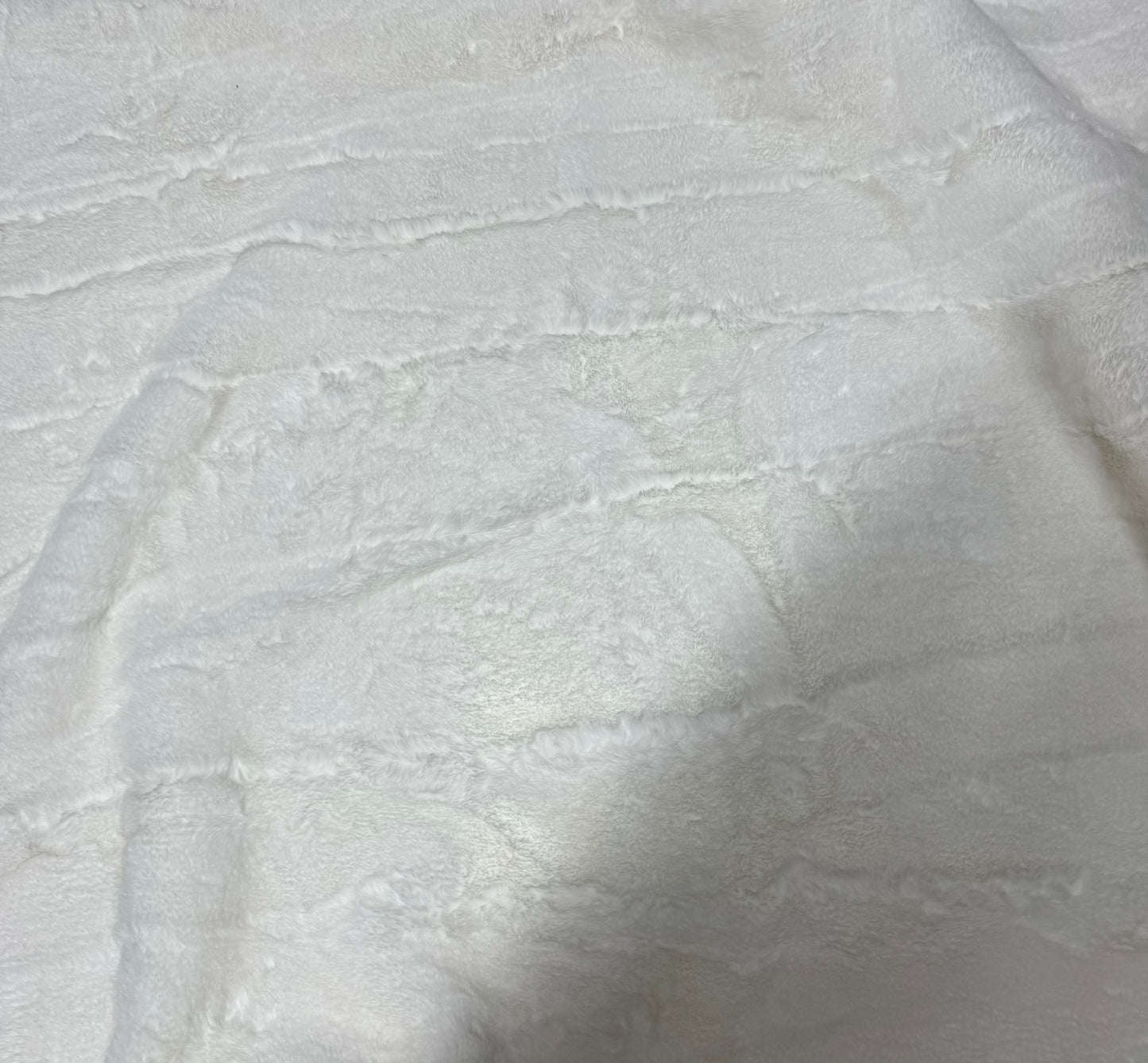 Fausse fourrure blanche 2 cm coupon avec plis défaut stockage couture peluche