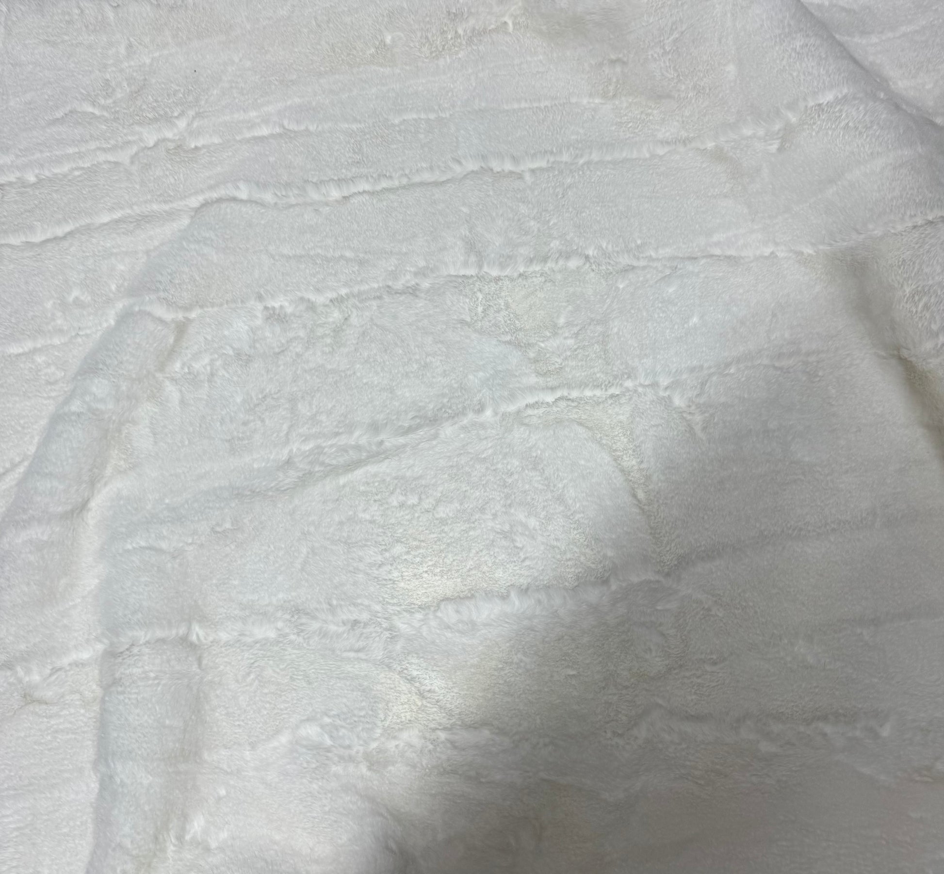 Fausse fourrure blanche 2 cm coupon avec plis défaut stockage couture peluche