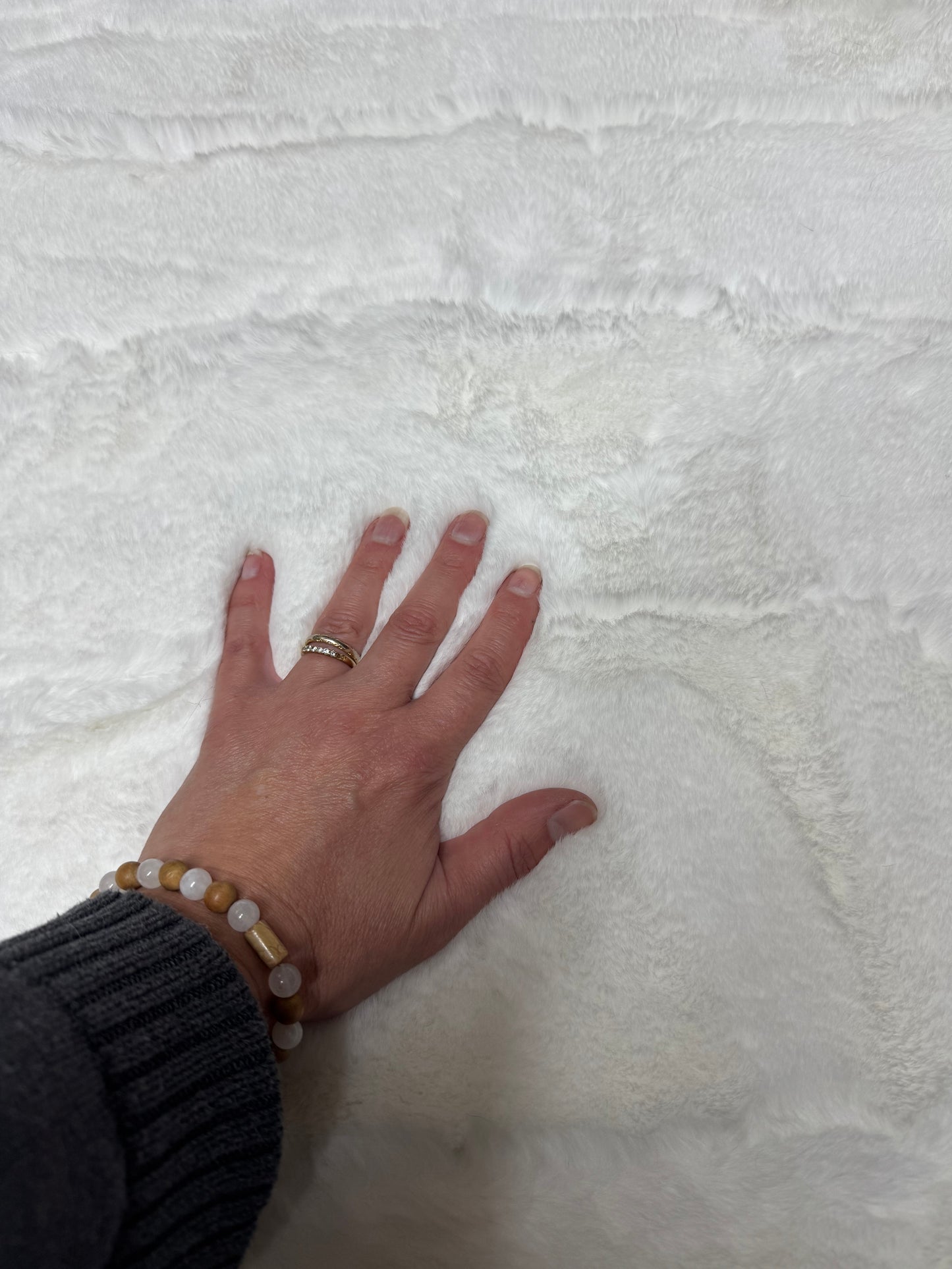 Tissu fausse fourrure blanche 30x170 cm texture dense avec défauts visibles