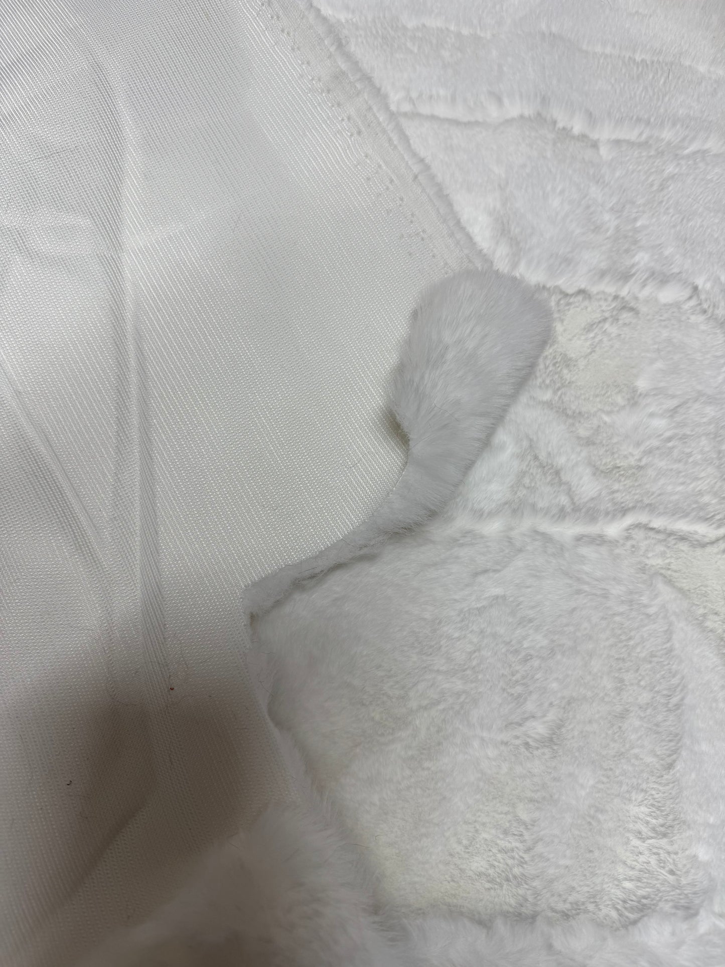 Fausse fourrure blanche pour peluche et fursuit avec plis liés au stockage