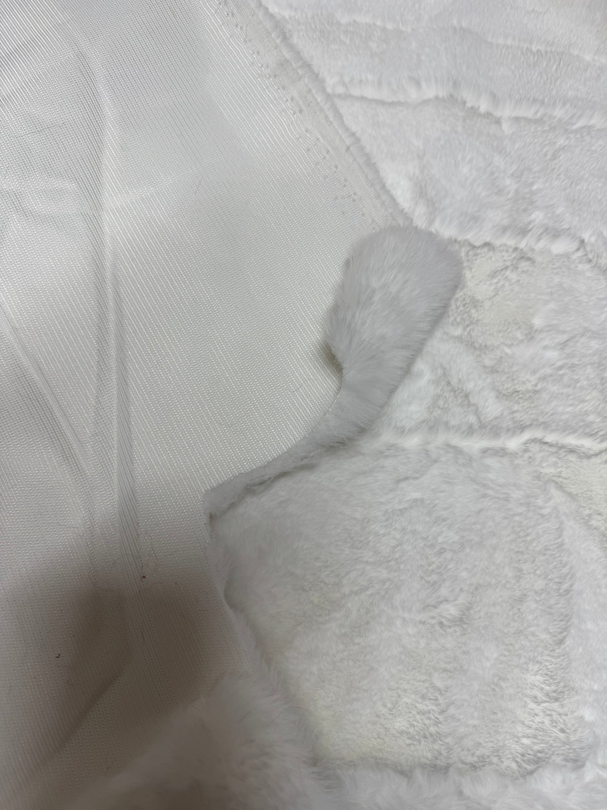 Fausse fourrure blanche pour peluche et fursuit avec plis liés au stockage