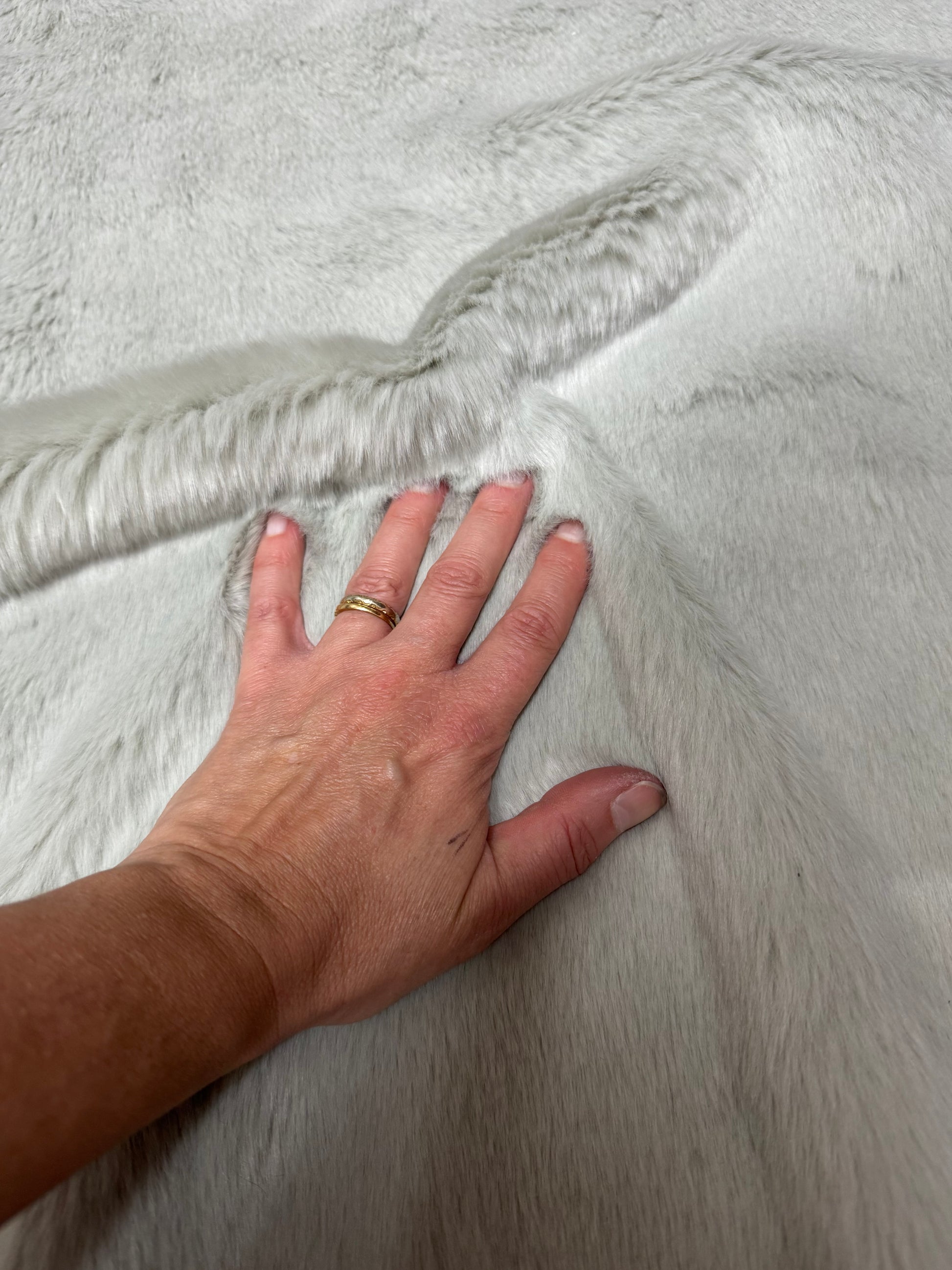 tissu fausse fourrure gris doux mi. long longueur poil 2 cm pour peluche