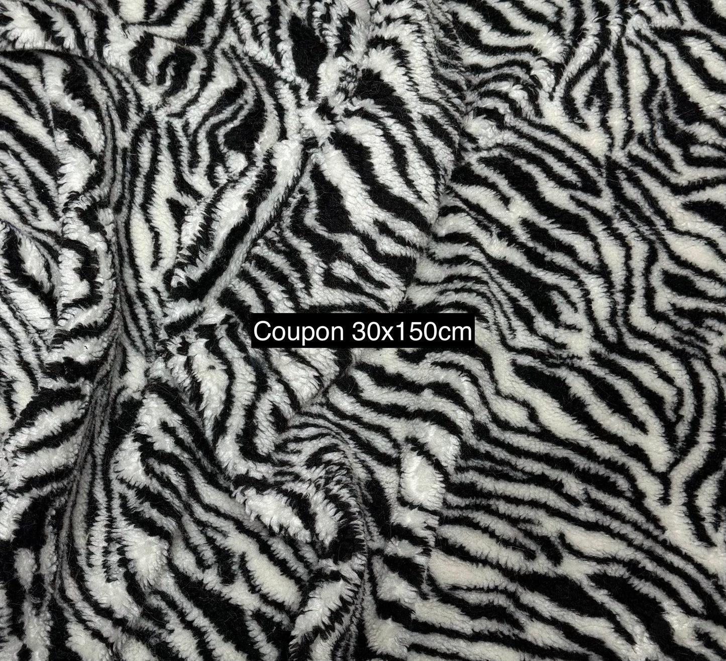 fausse fourrure zébrée noire et blanche bouclée texture gros plan