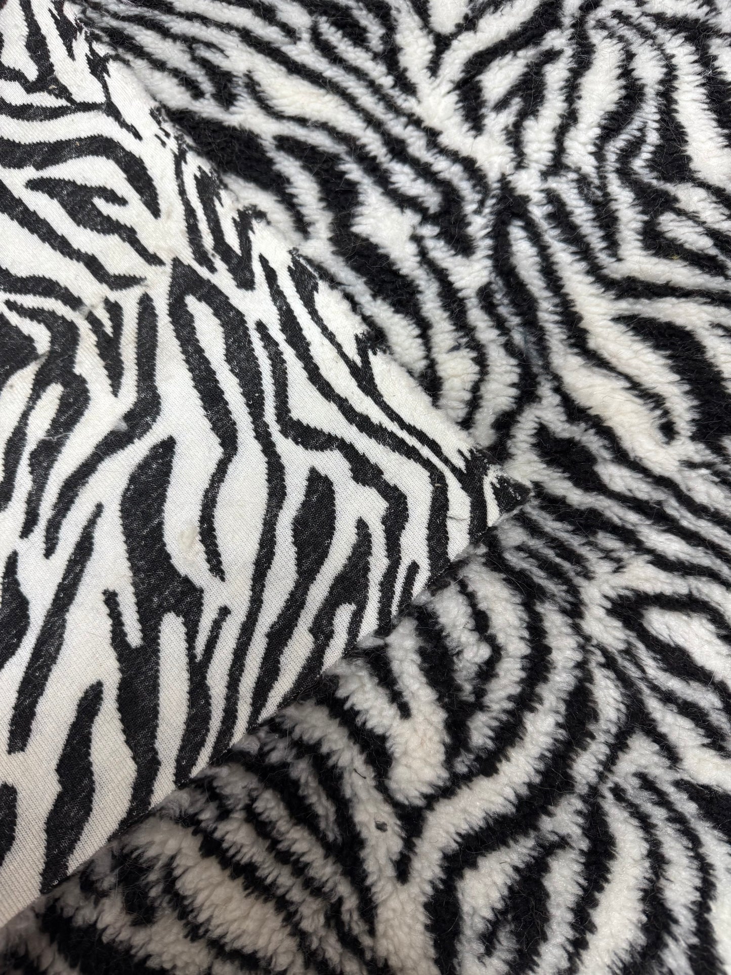 coupon fausse fourrure zébrée 30x150 cm matière douce et texturée
