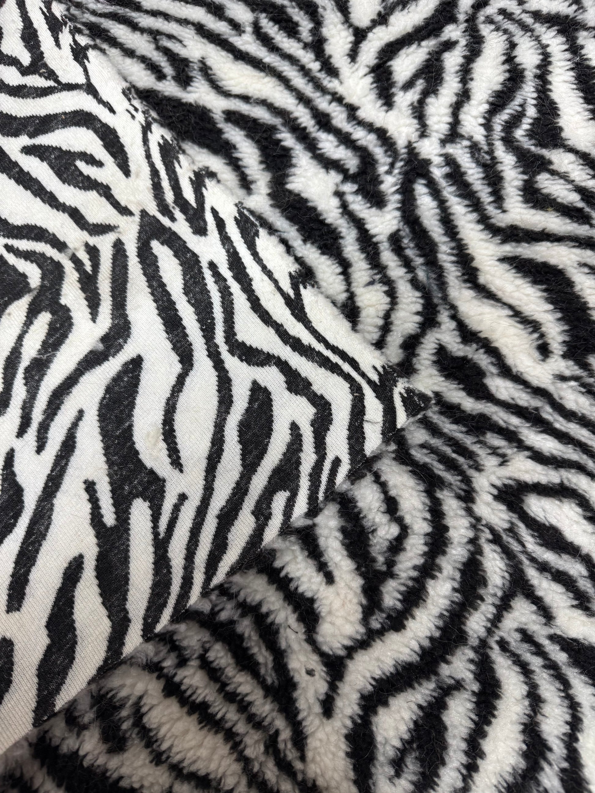 coupon fausse fourrure zébrée 30x150 cm matière douce et texturée