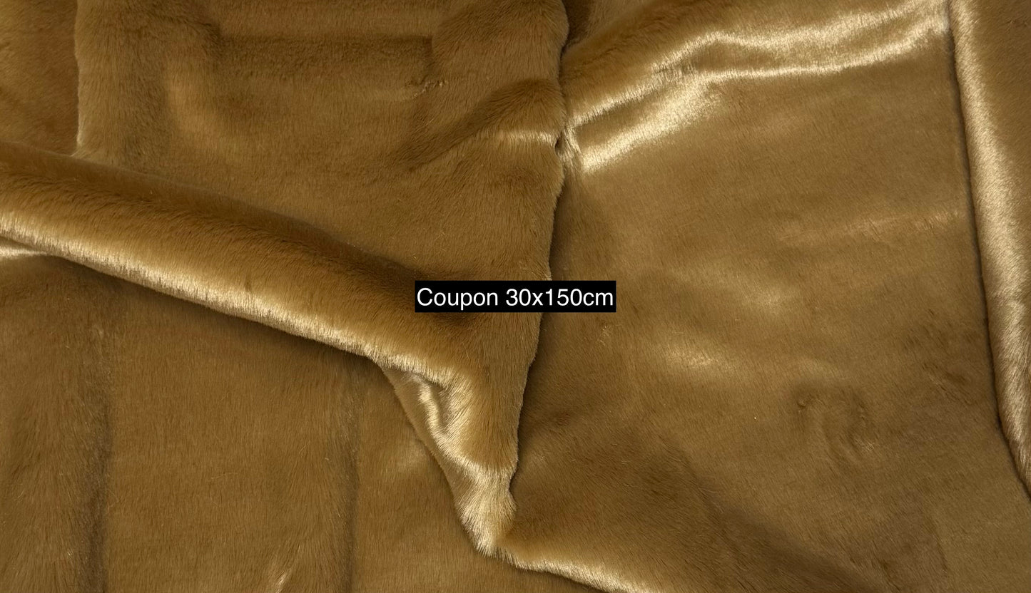 fausse fourrure marron chaud poils 2 cm texture douce gros plan