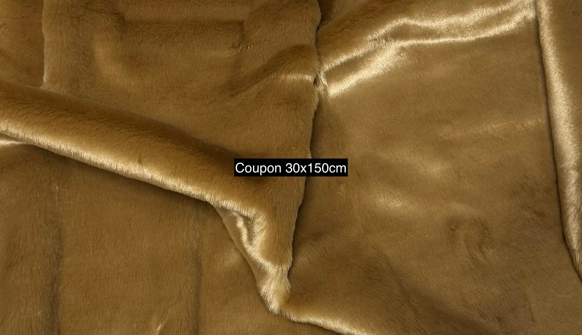fausse fourrure marron chaud poils 2 cm texture douce gros plan