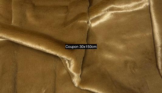 fausse fourrure marron chaud poils 2 cm texture douce gros plan