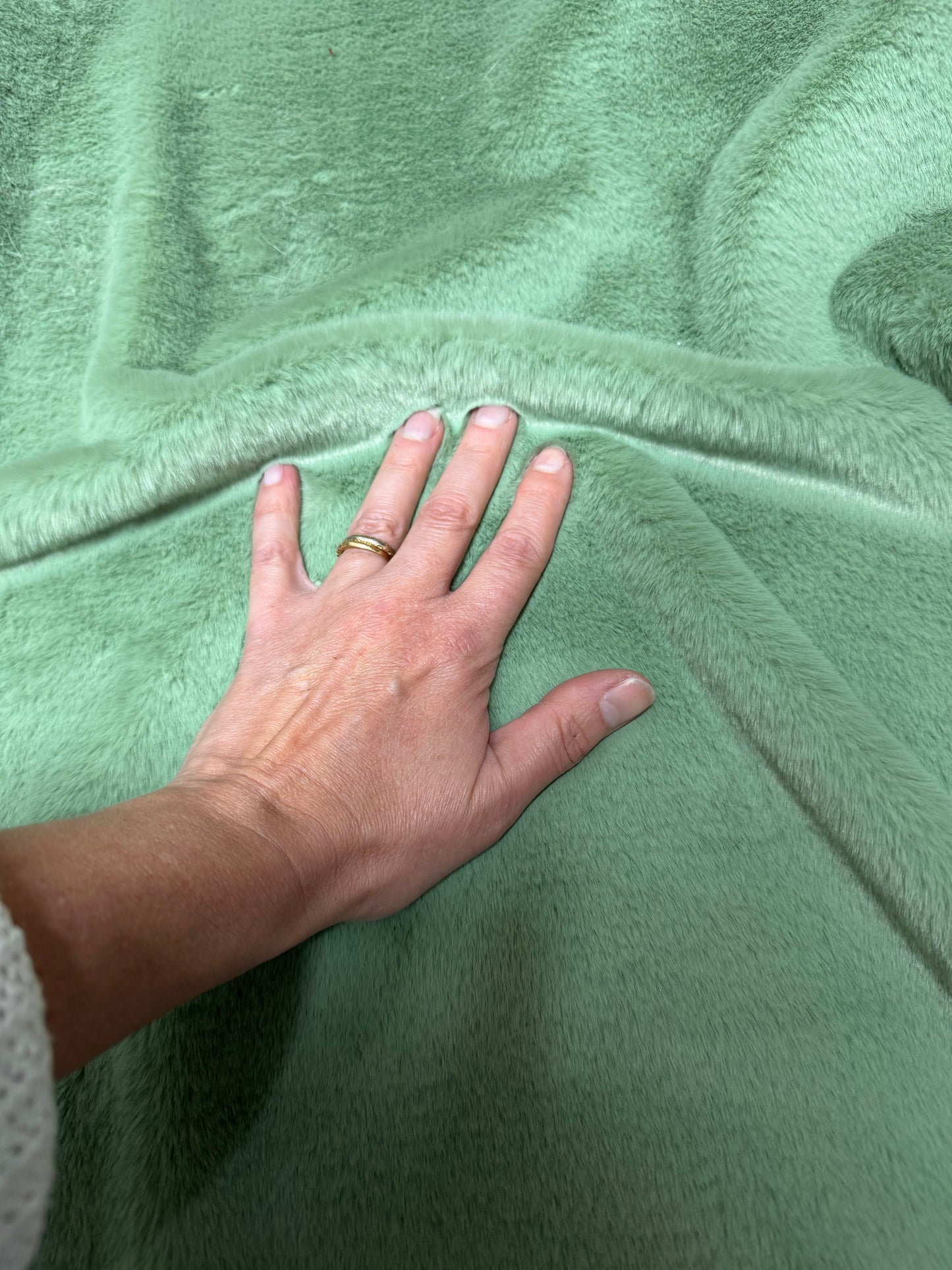 tissu fausse fourrure verte pour peluche ours de collection couture