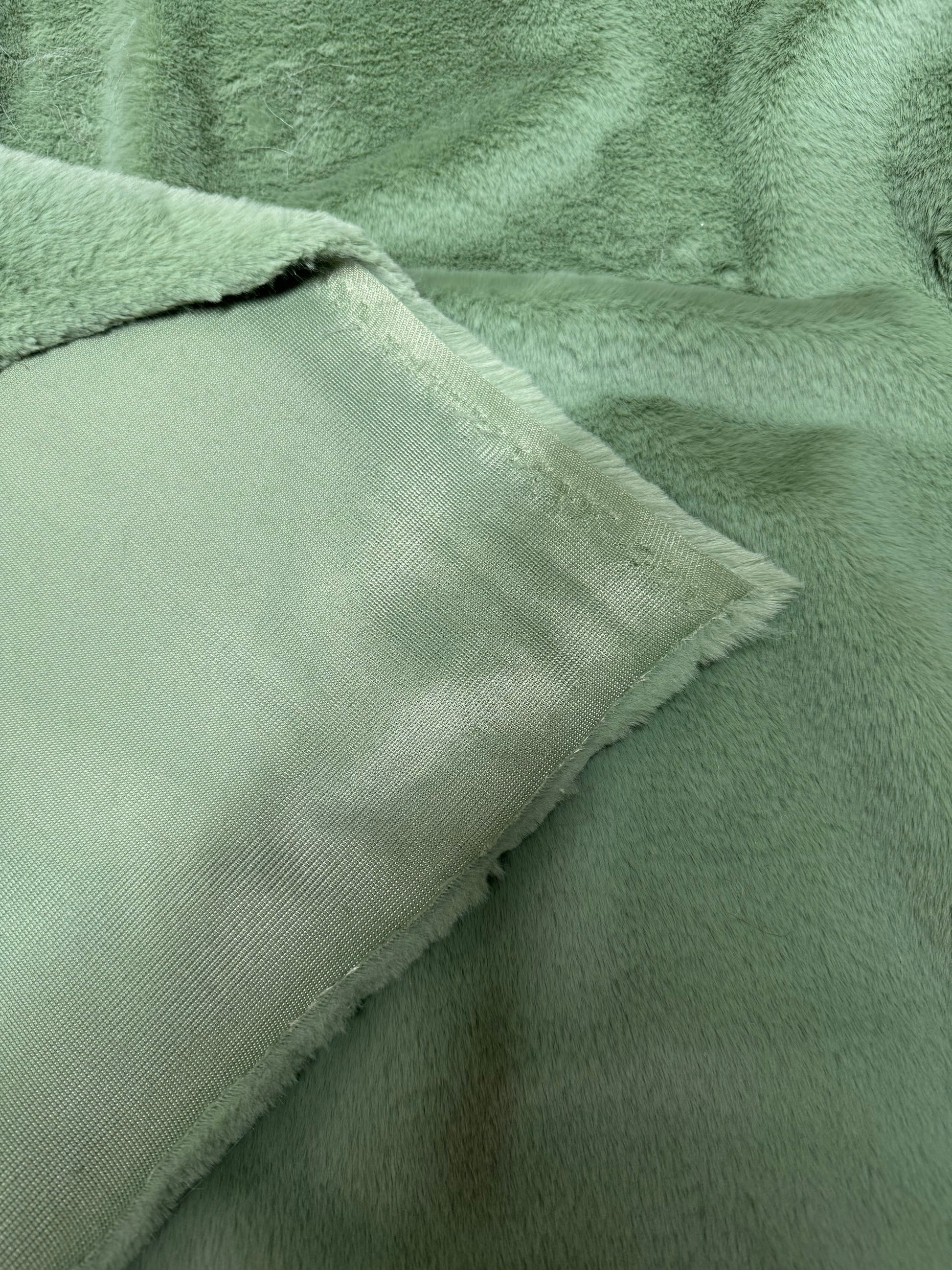 coupon fausse fourrure verte texture douce poils courts 1 cm