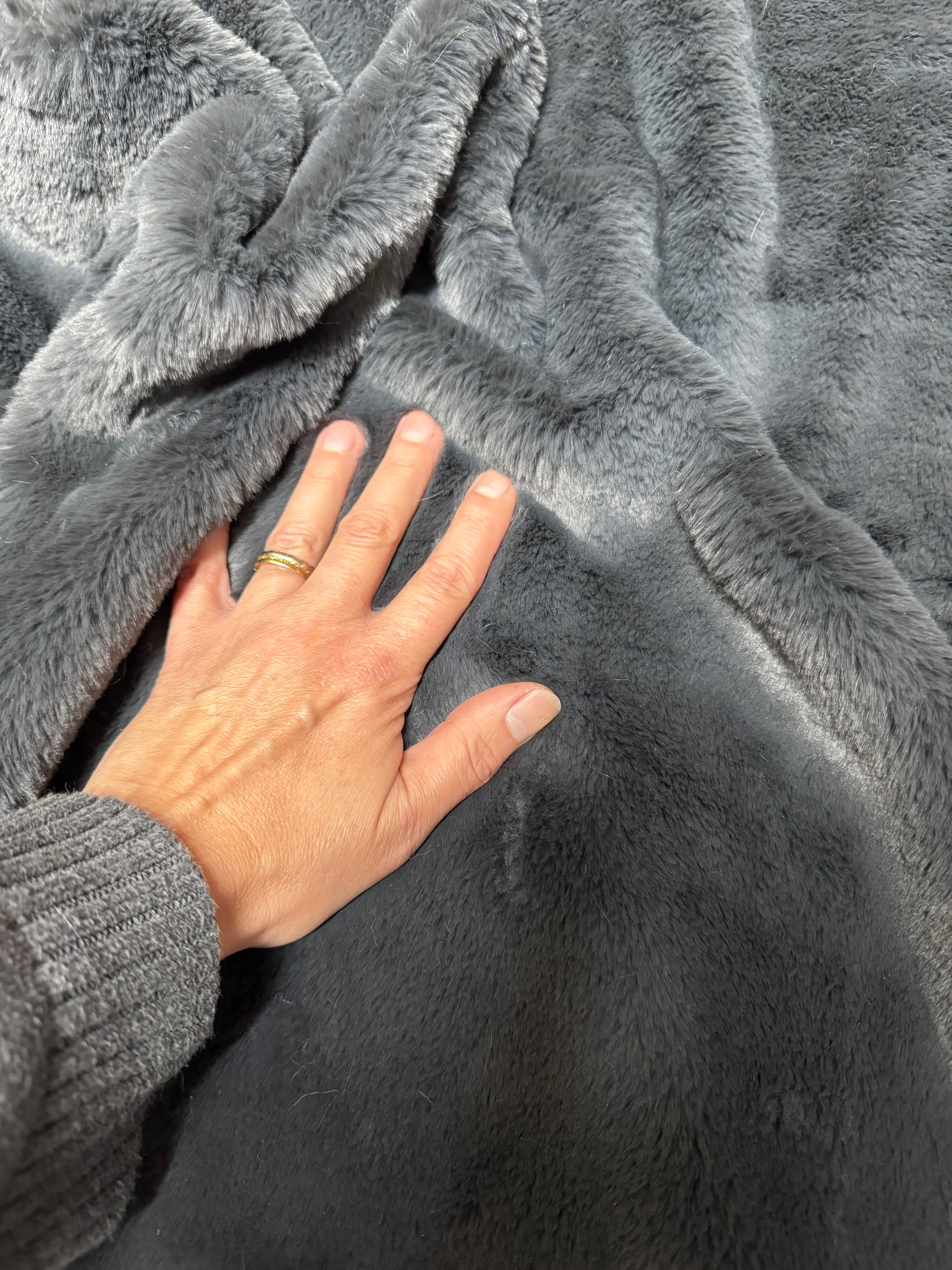Fausse fourrure gris foncé douce pour couture peluche ours de collection