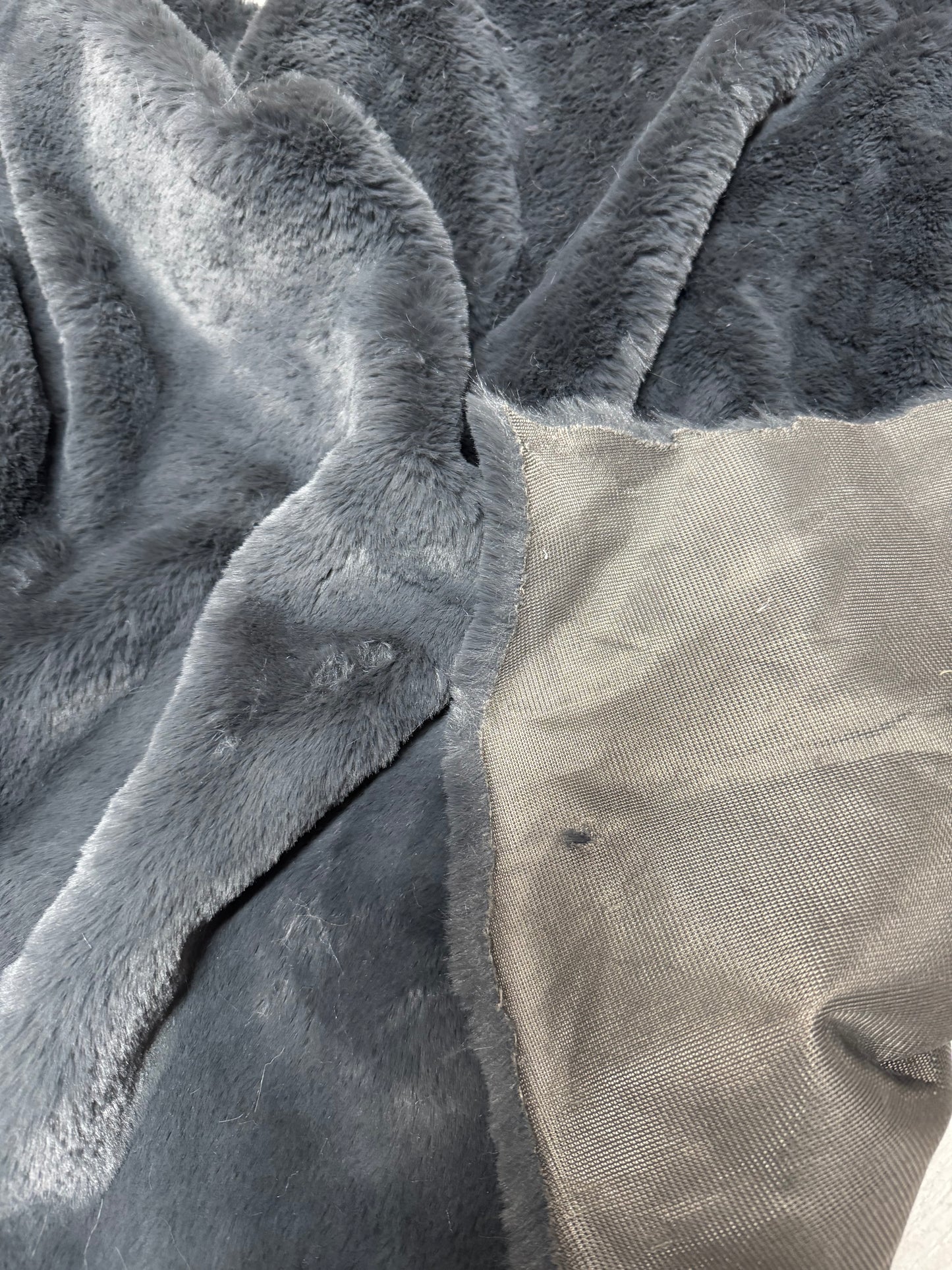 Coupon fourrure synthétique gris anthracite pour création artisanale