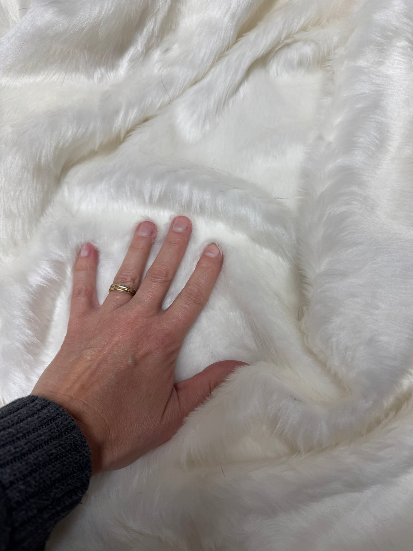 Tissu fausse fourrure blanche souple pour création peluche et cosplay