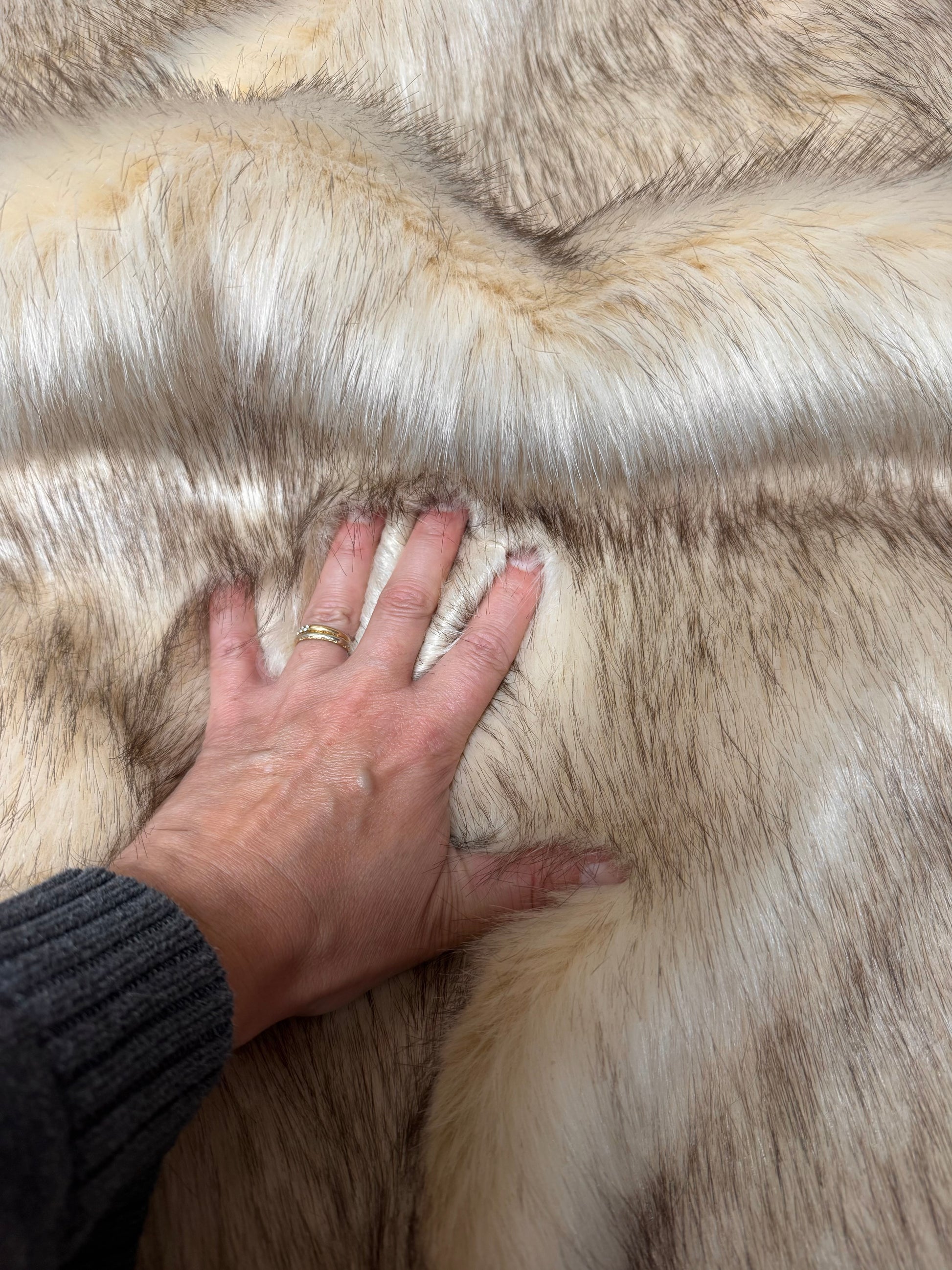 Tissu fausse fourrure beige naturelle effet réaliste pour création de peluches et fursuit