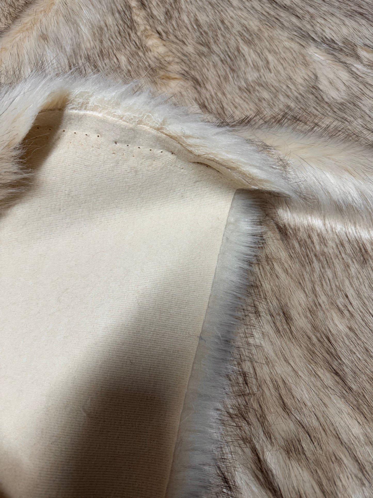 Fausse fourrure synthétique beige poils longs vendue par 10 cm pour couture artisanale